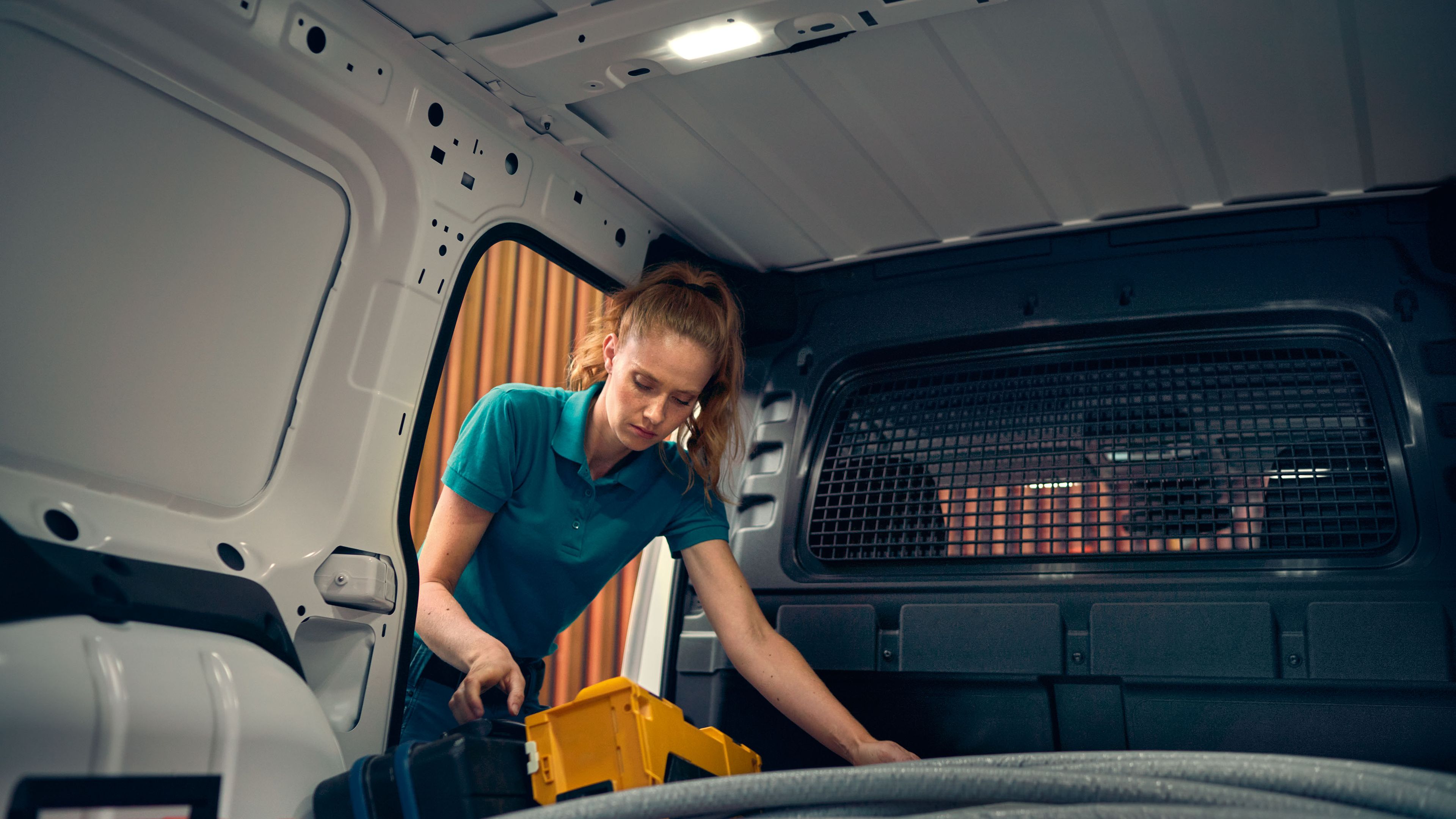 Жена товари бял VW Caddy Cargo