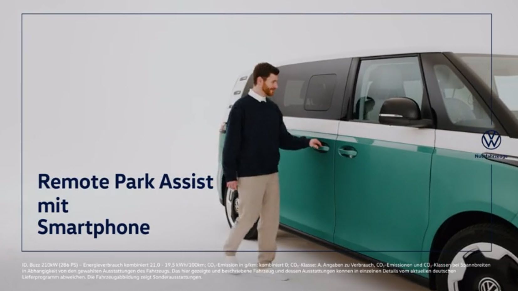 Мъж до Volkswagen ID. Buzz с надпис „Remote Park Assist mit Smartphone“ (отдалечен асистент за паркиране чрез смартфон)