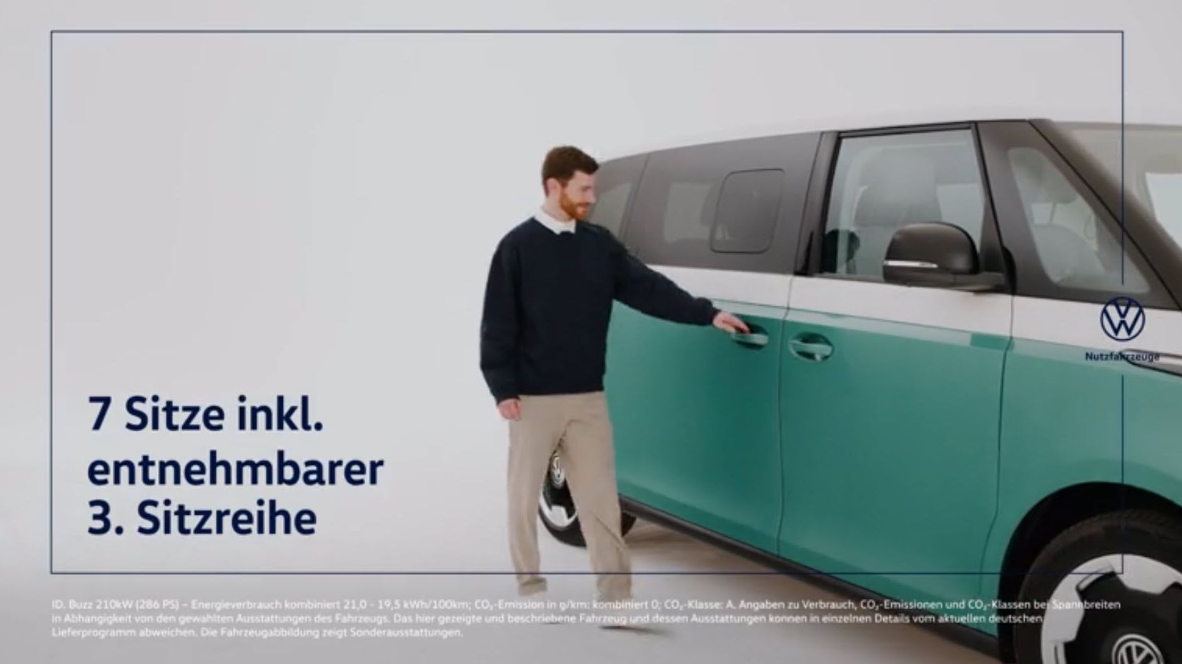 Мъж отваря плъзгащата се врата на двуцветен Volkswagen ID. Buzz с надпис „7 седалки с възможност за премахване на третия ред“