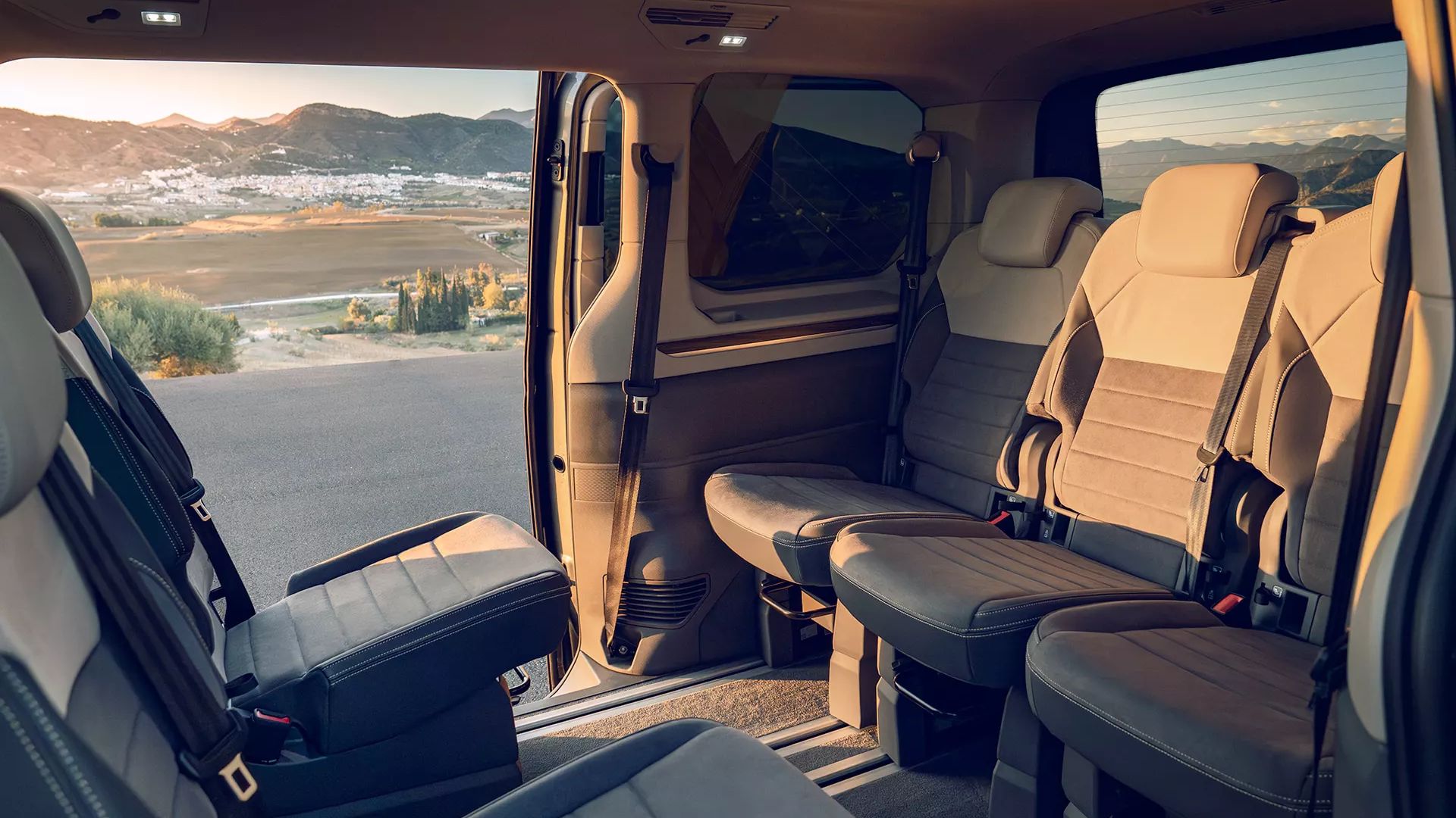 Blick aus geöffneter Hintertüre eines Multivans