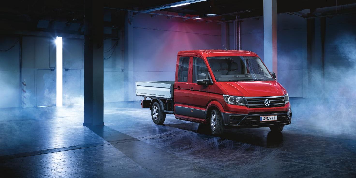 Volkswagen Crafter самосвал с двойна кабина в индустриална осветена среда
