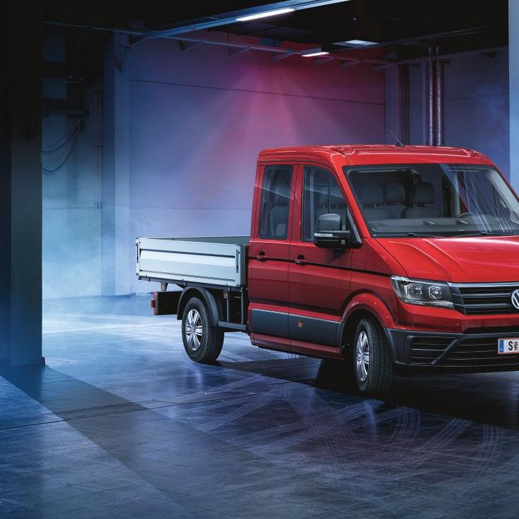 Volkswagen Crafter самосвал с двойна кабина в индустриална осветена среда