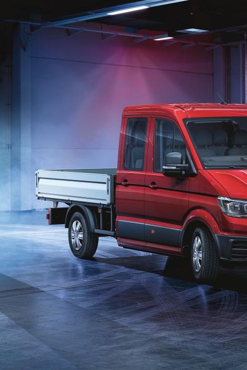 Volkswagen Crafter самосвал с двойна кабина в индустриална осветена среда