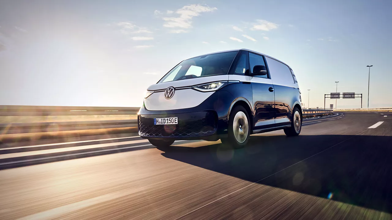 Електрическият Volkswagen ID. Buzz Cargo в движение по магистрала при залез.