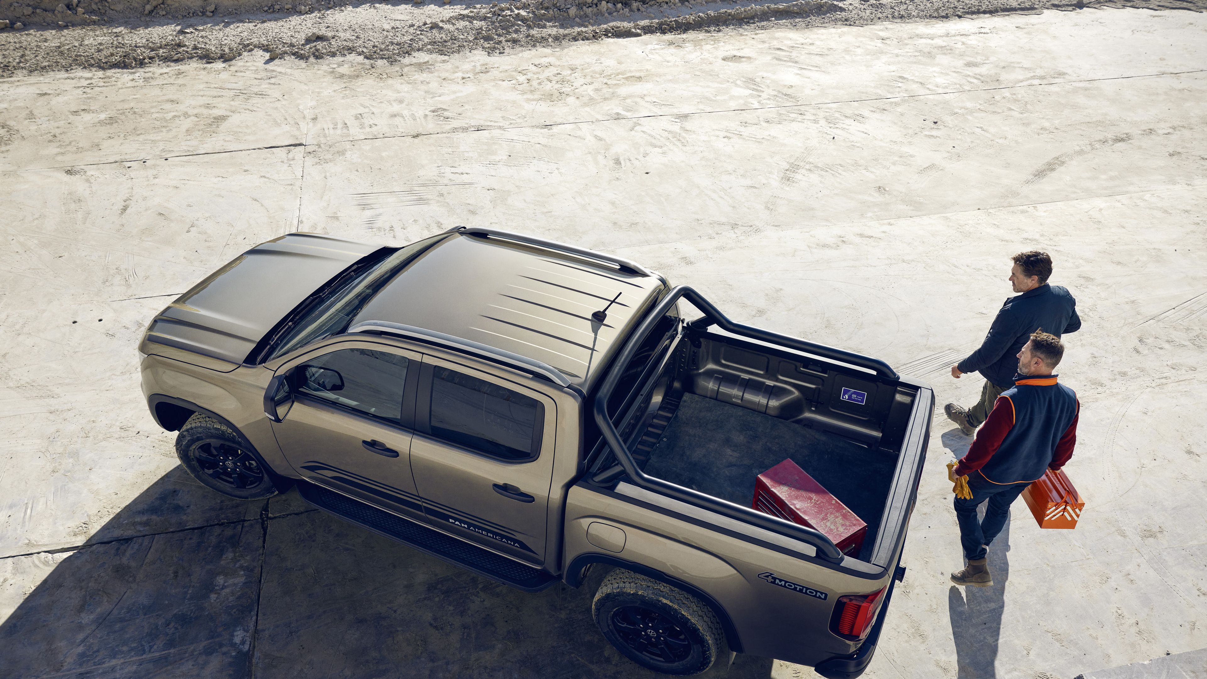 Двама мъже се движат около новия VW Amarok