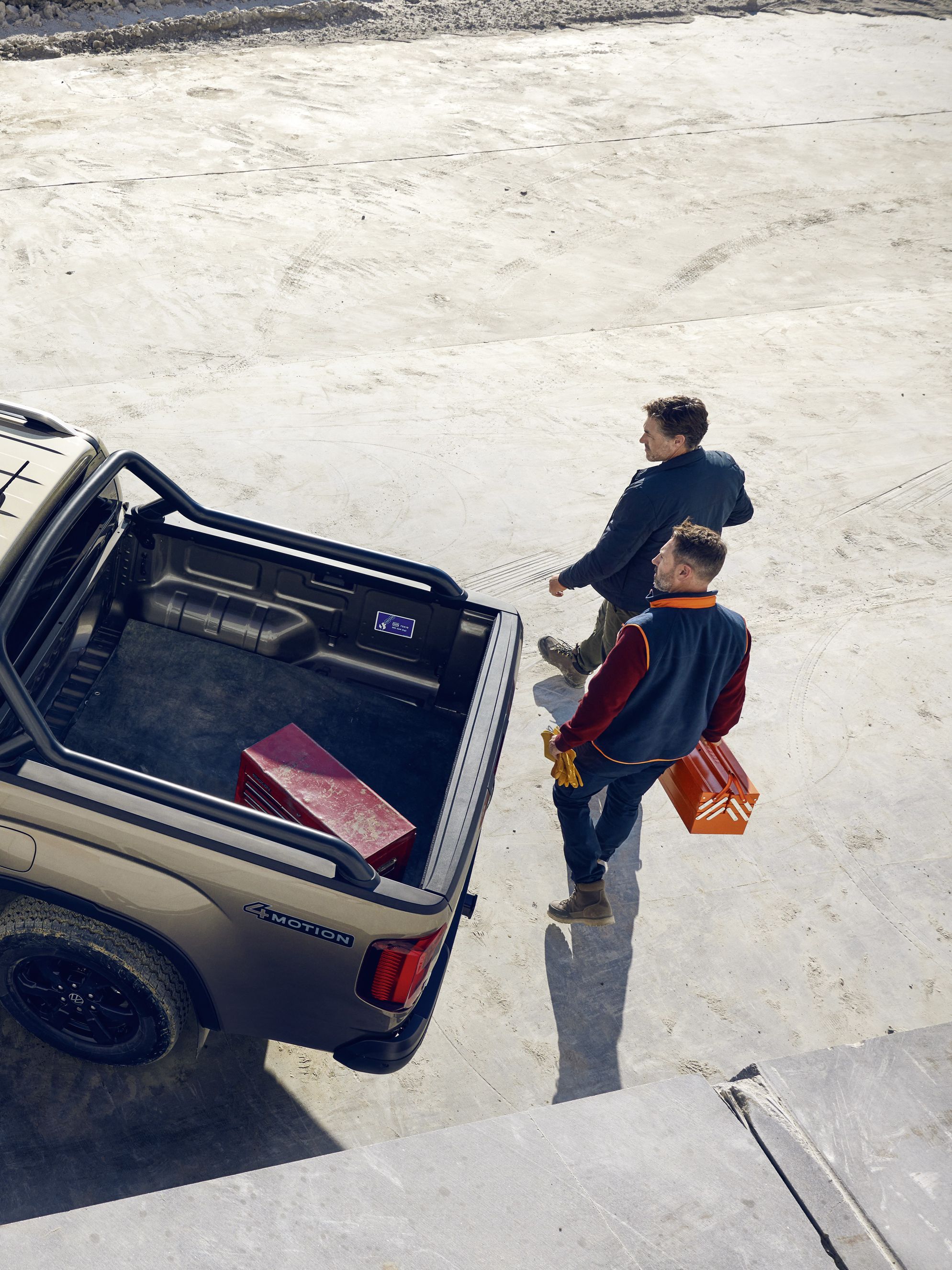 Двама мъже се движат около новия VW Amarok