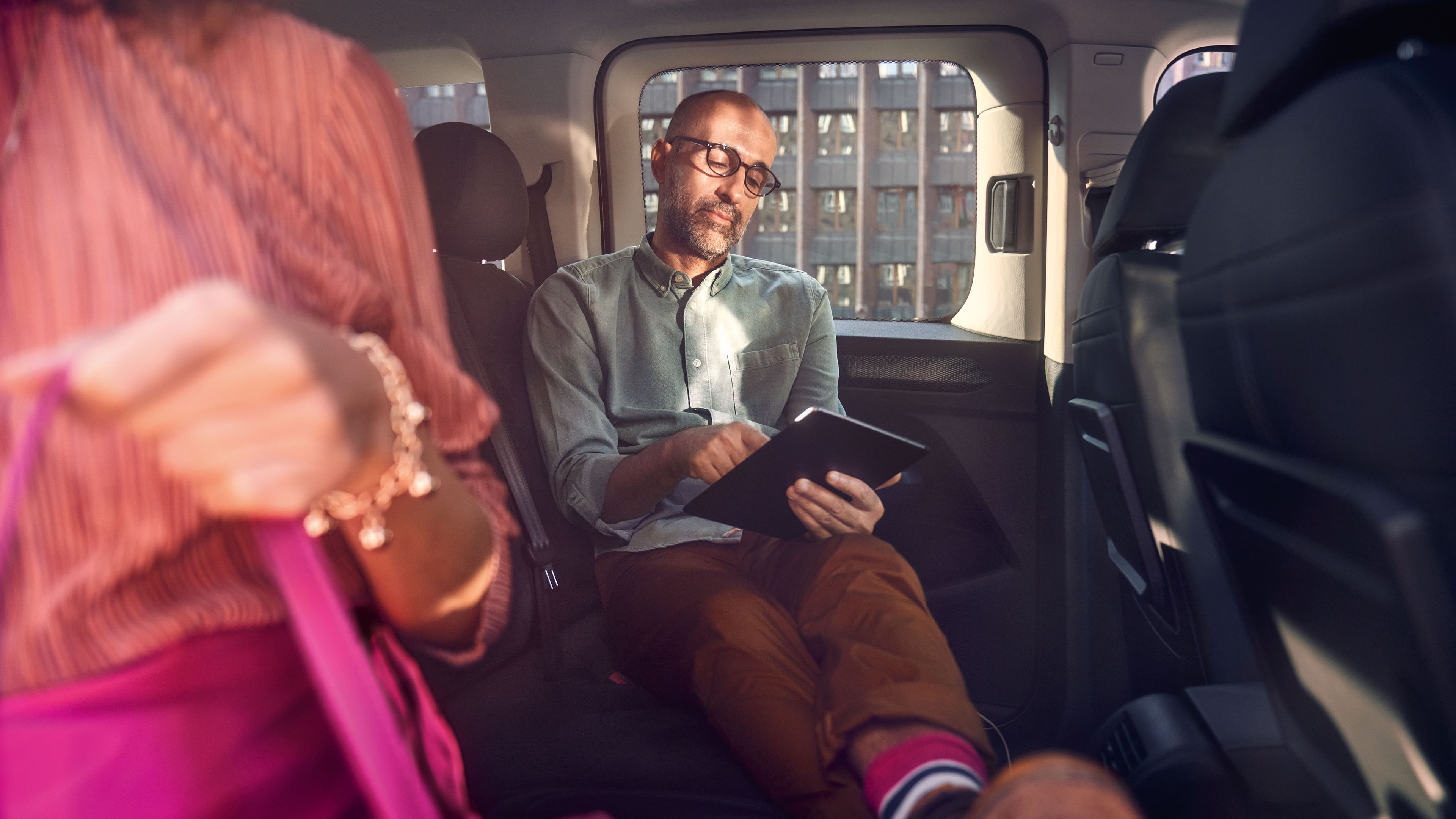Мъж седи на втория ред места във VW Caddy