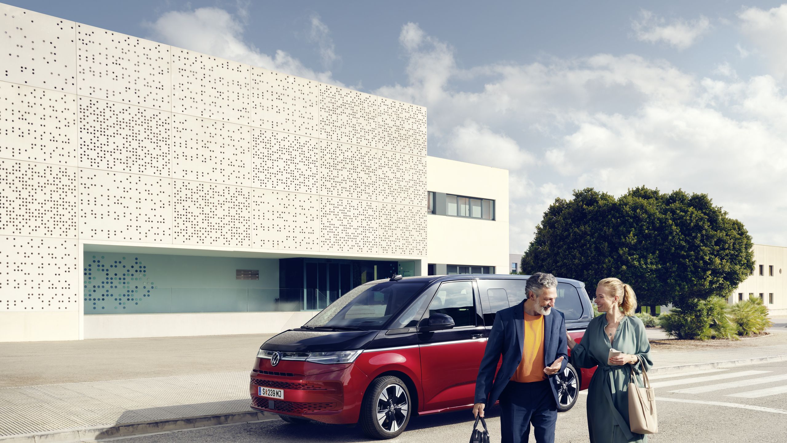 Der neue VW T7 Multivan Style in Rot und Schwarz.