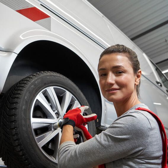 Сервизен техник отстранява джанта на Volkswagen лекотоварен автомобил
