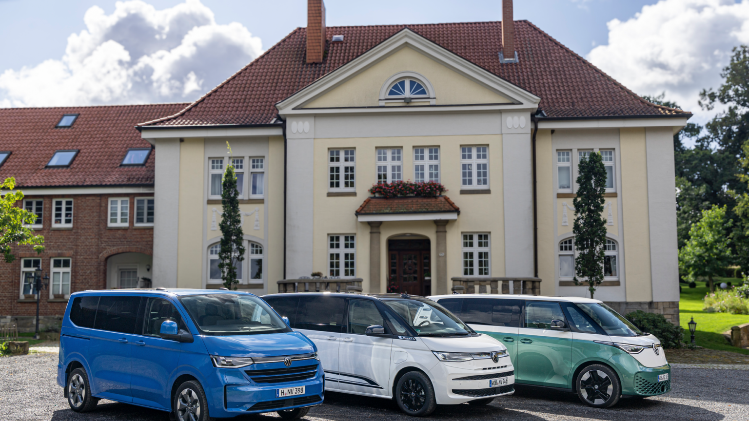 Три модела на Volkswagen – e-Caravelle, Multivan и ID. Buzz – паркирани пред елегантна сграда
