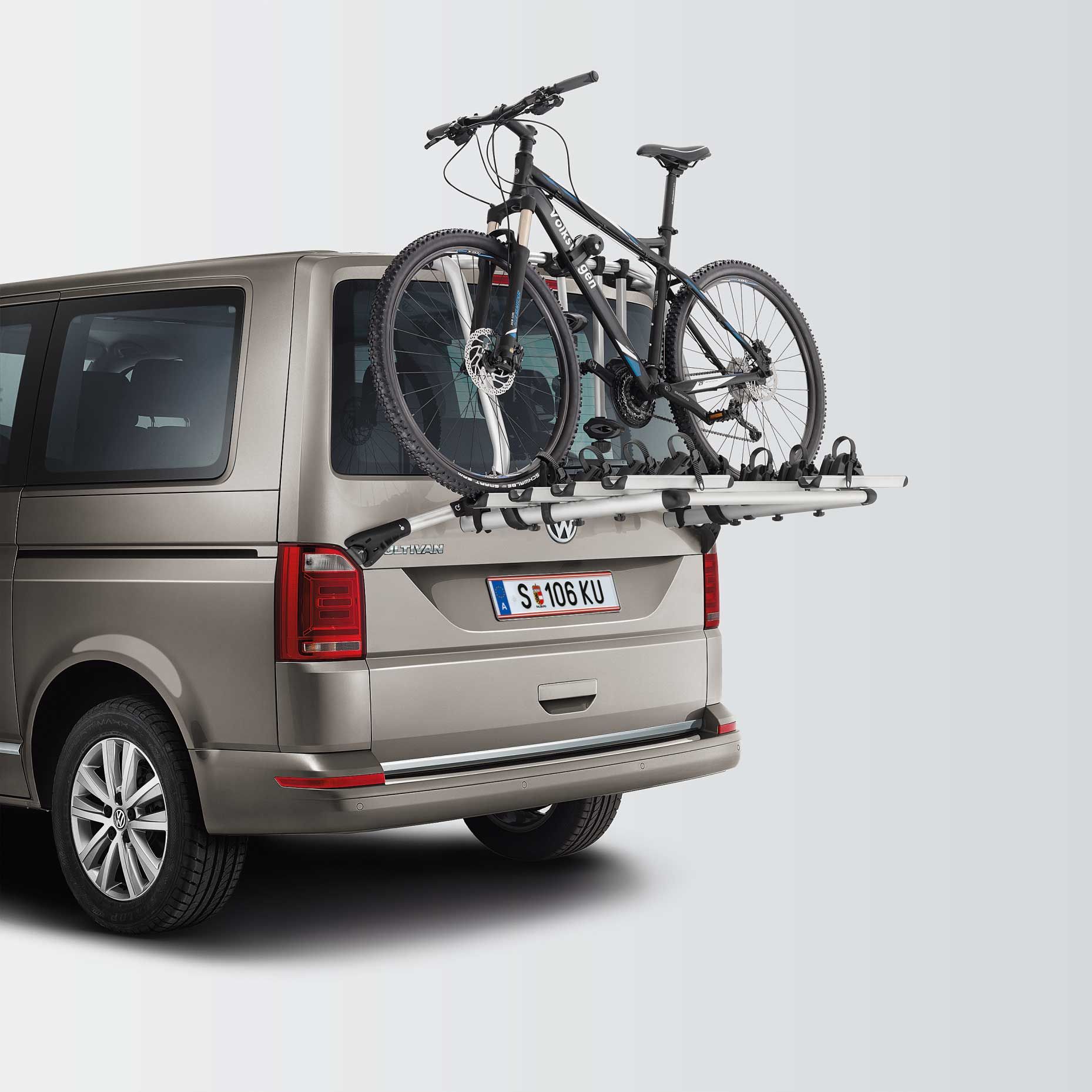 VW багажник за велосипеди при Multivan закрепен за задния капак