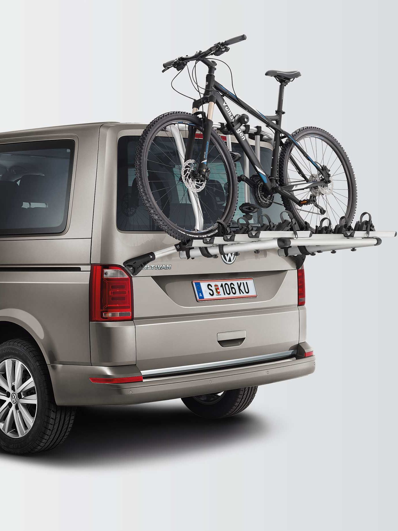 VW багажник за велосипеди при Multivan закрепен за задния капак