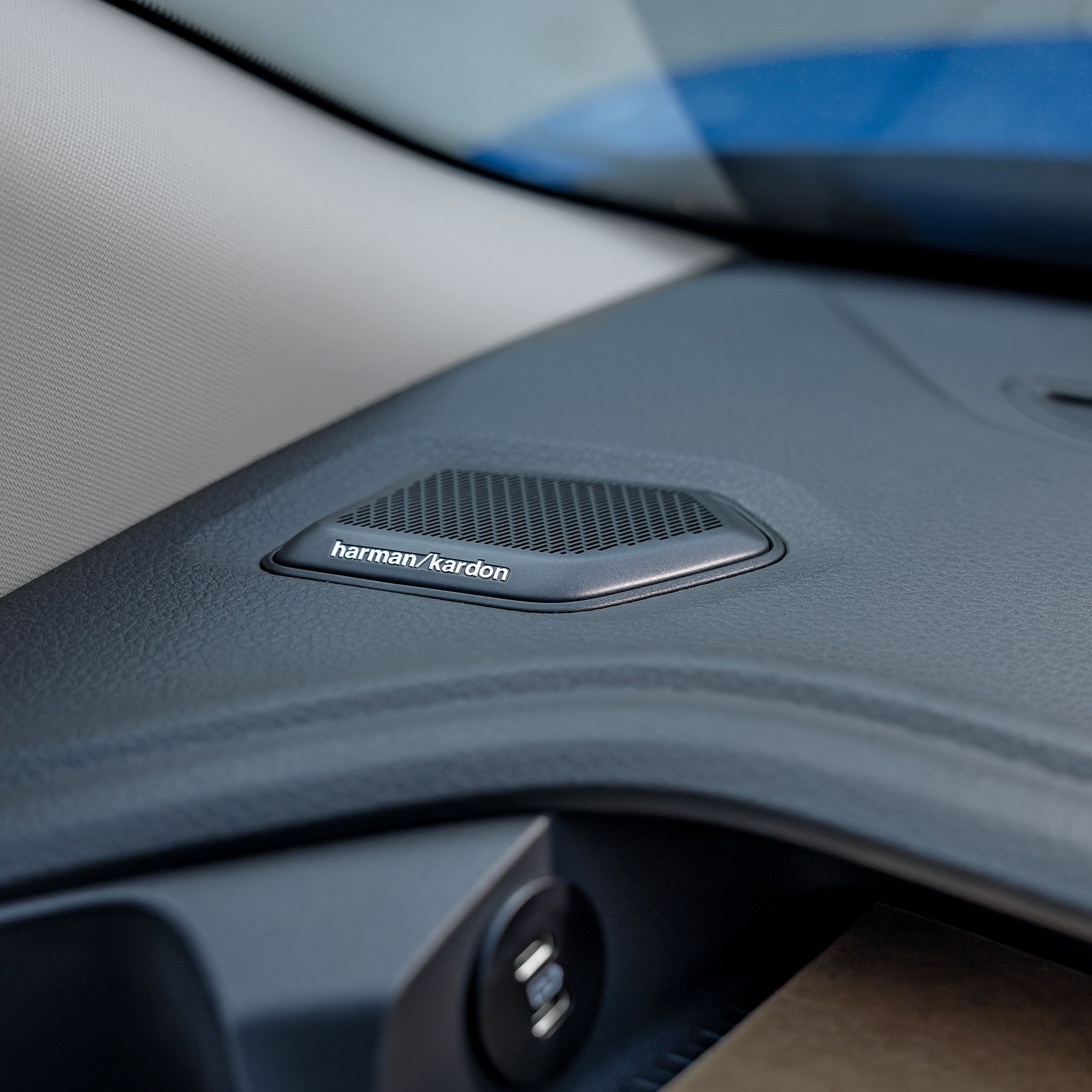 Вграден високоговорител Harman Kardon в таблото на новия Volkswagen Caravelle