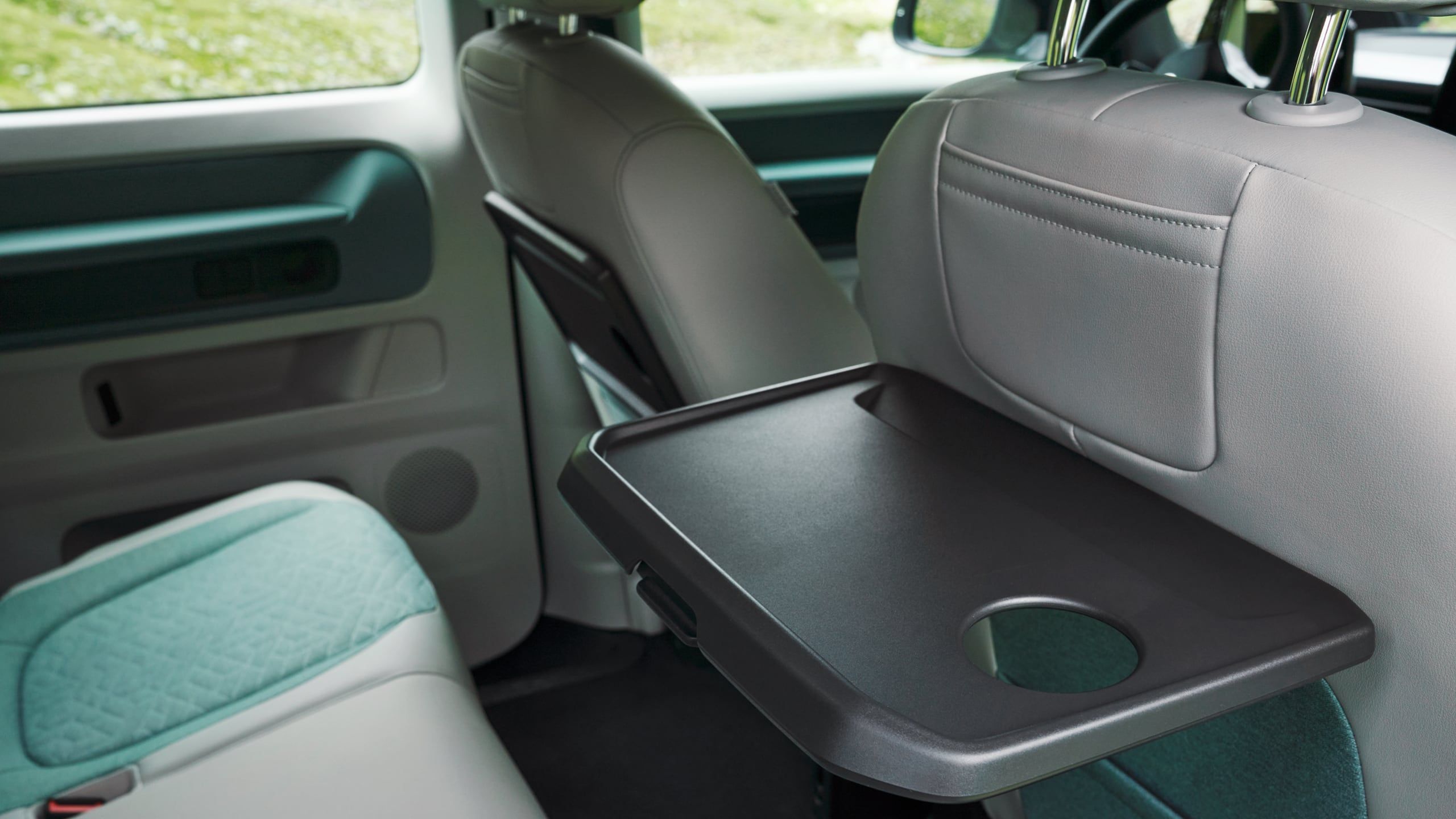 Сгъваема масичка с поставка за чаша на гърба на предната седалка във Volkswagen ID. Buzz