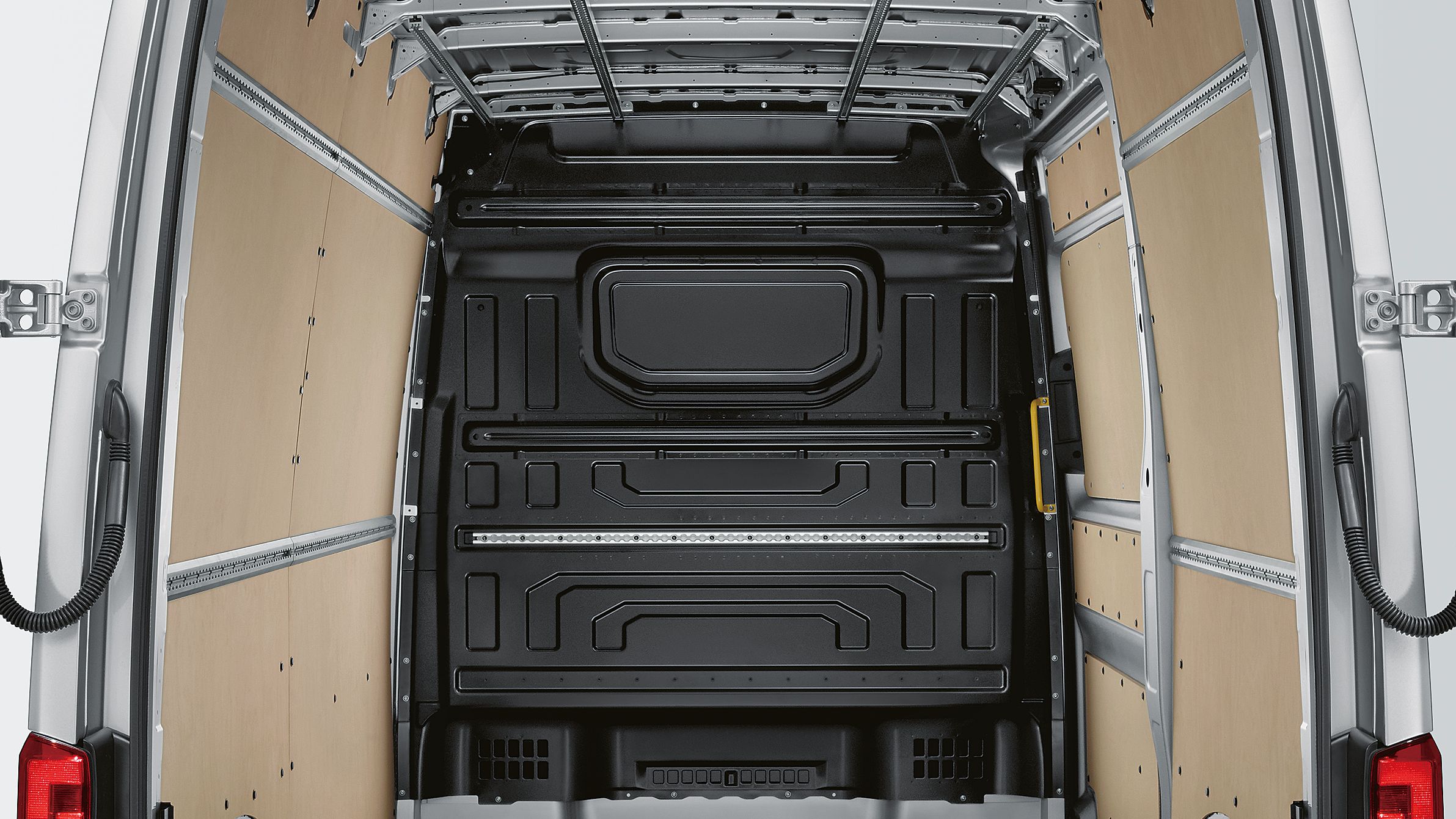 Поглед към празното товарно пространство на Volkswagen Crafter с дървена облицовка и подсилен под.