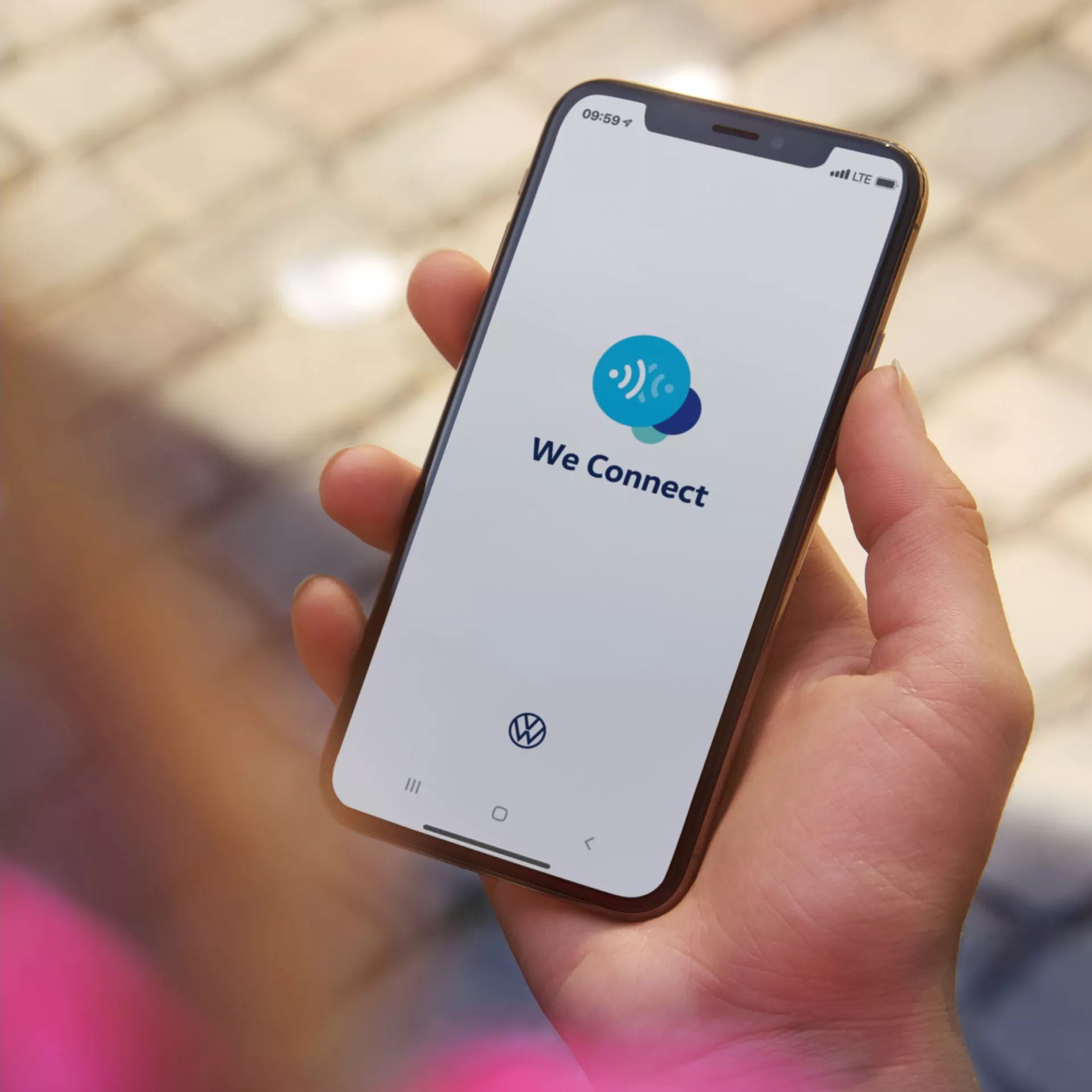 Смартфон с активирано приложение We Connect от Volkswagen.