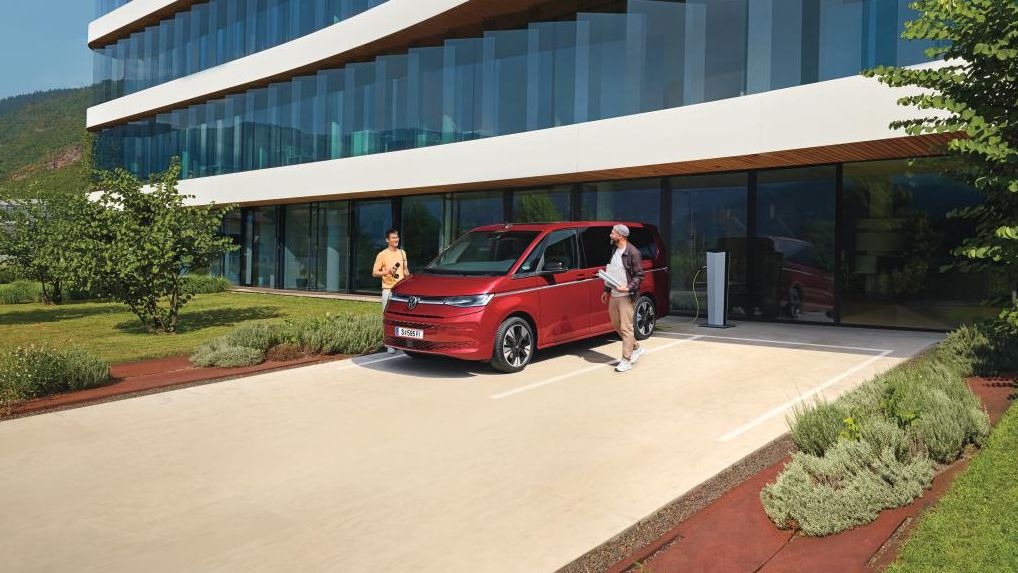 Zwei Männer steigen in Multivan eHybrid 4MOTION ein