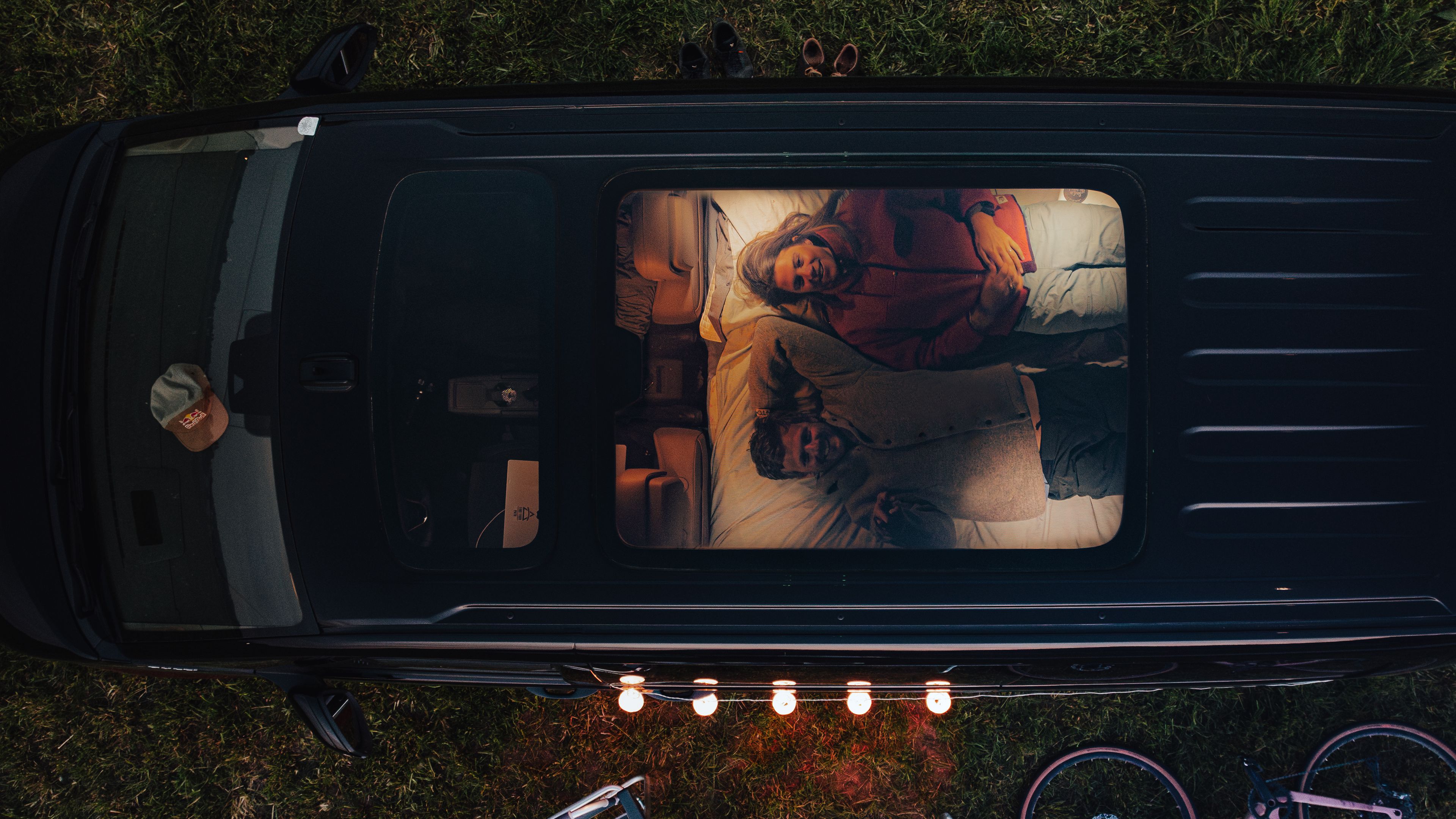 VW Multivan Modell mit offenen Panoramaglasdach