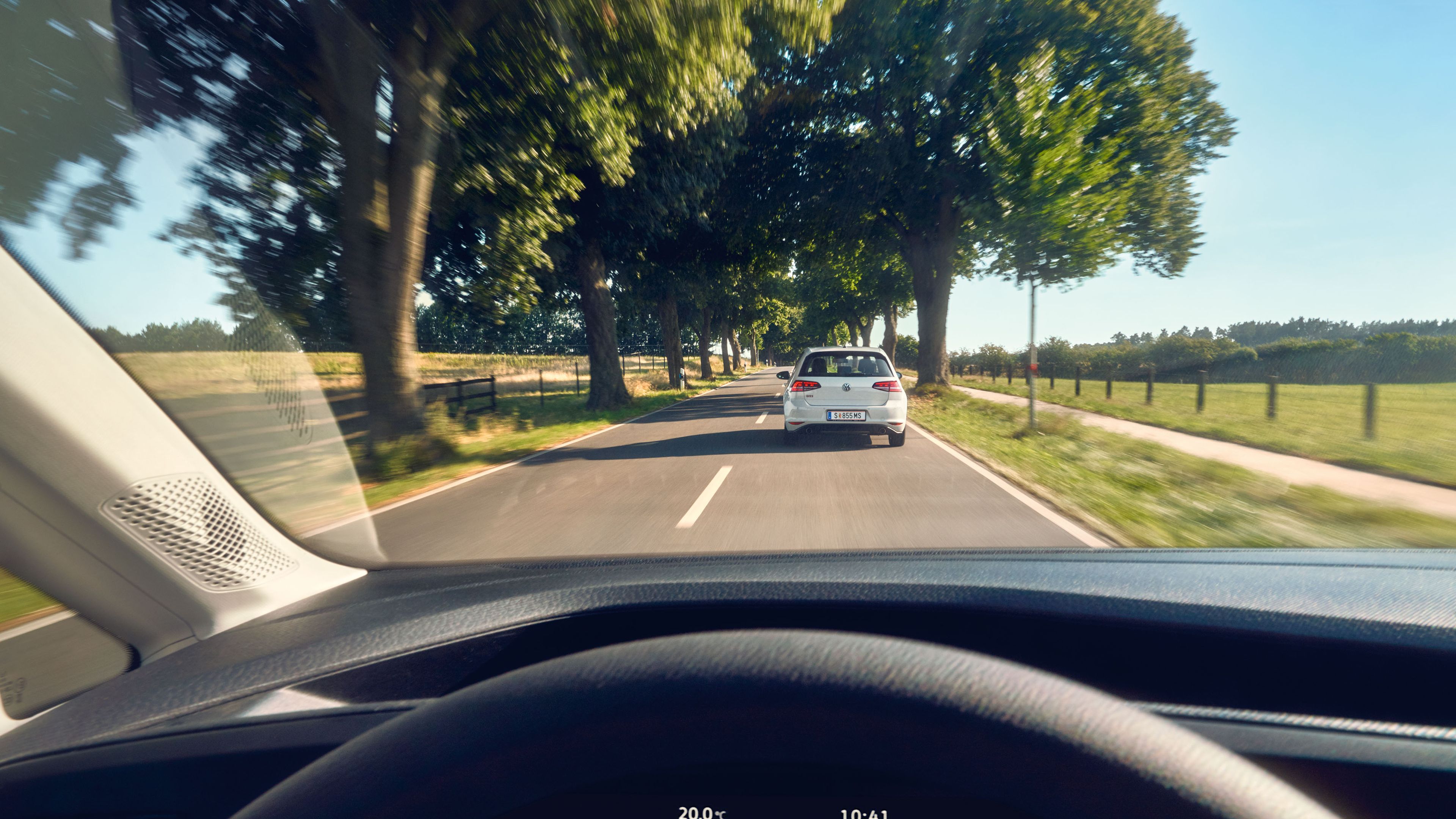 VW Caddy се движи по шосе зад VW Golf