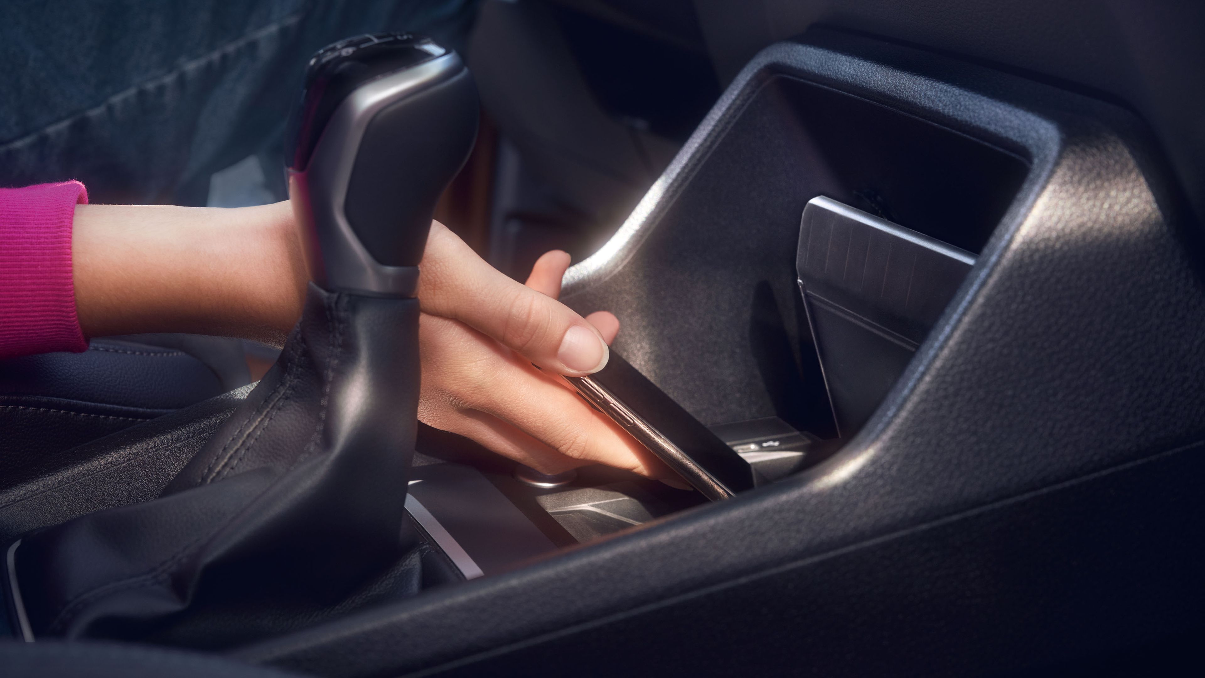 Смартфон се зарежда в интерфейса за мобилен телефон във VW Caddy.