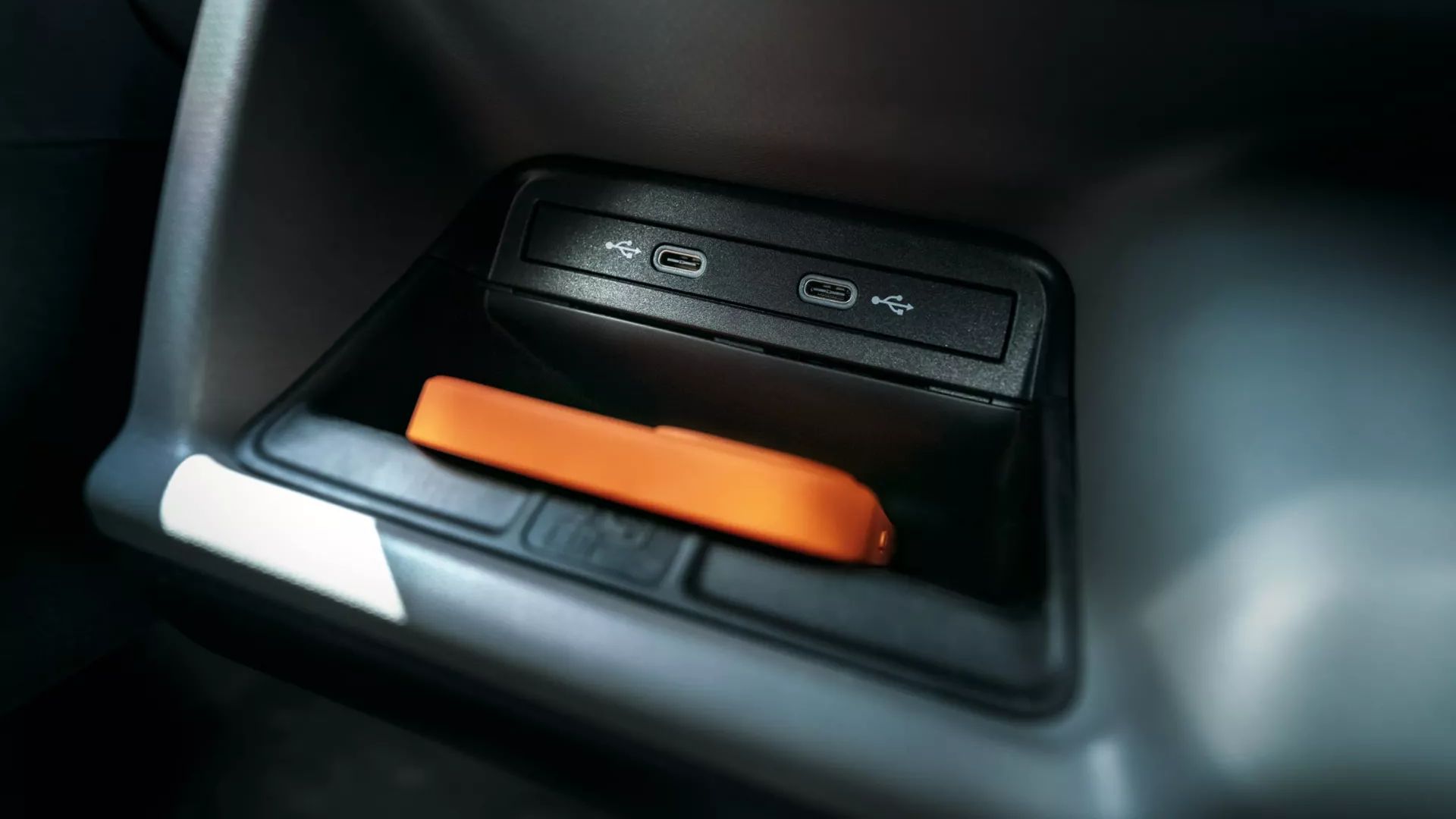 USB-C портове и поставка за устройство в кокпита на Volkswagen ID. Buzz.