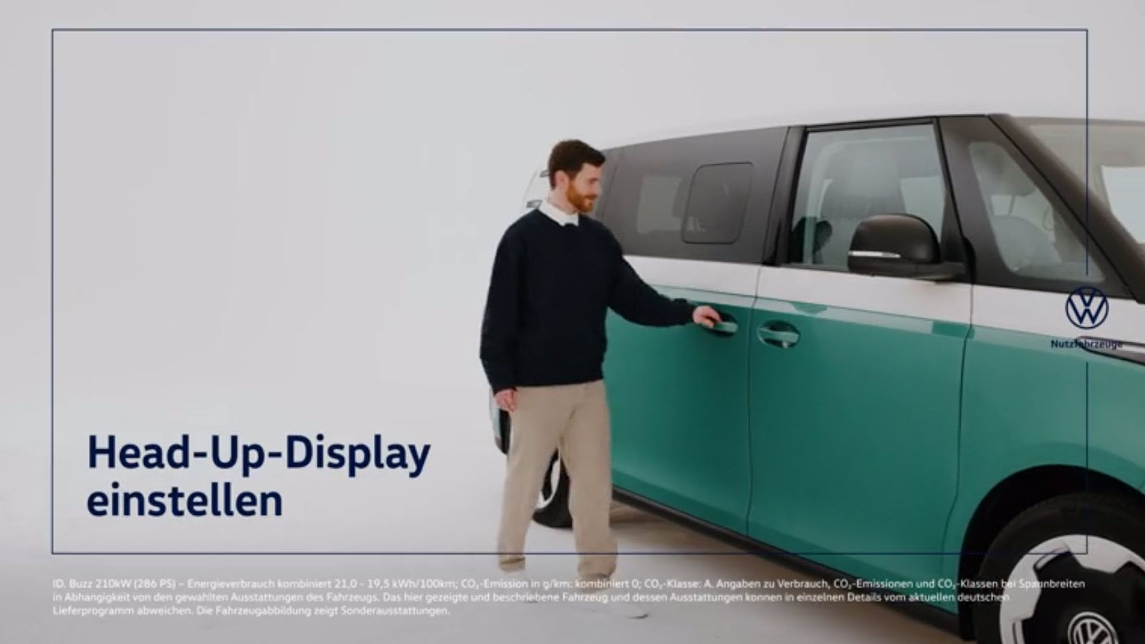 Мъж до двуцветен Volkswagen ID. Buzz с надпис „Head-Up-Display einstellen“ (настройване на проекционен дисплей)
