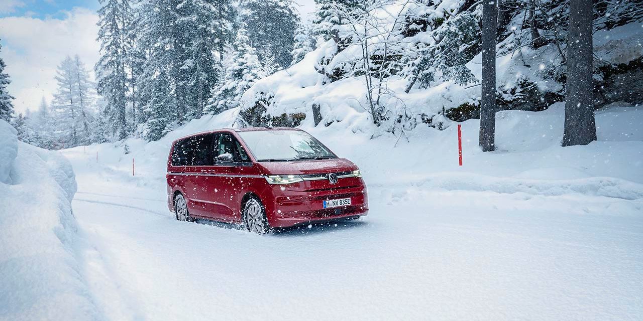Multivan в червен цвят сред снежна гора