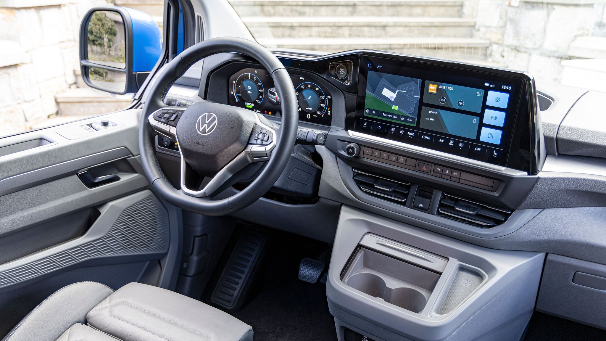 Модерен кокпит на Volkswagen с дигитален дисплей и мултифункционален волан