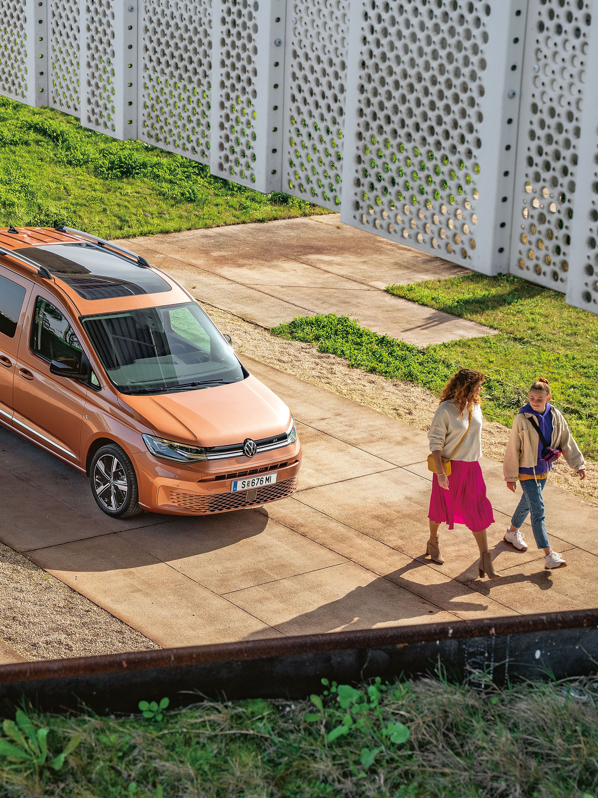 VW Caddy в цвят меден бронз е спрял на улицата
