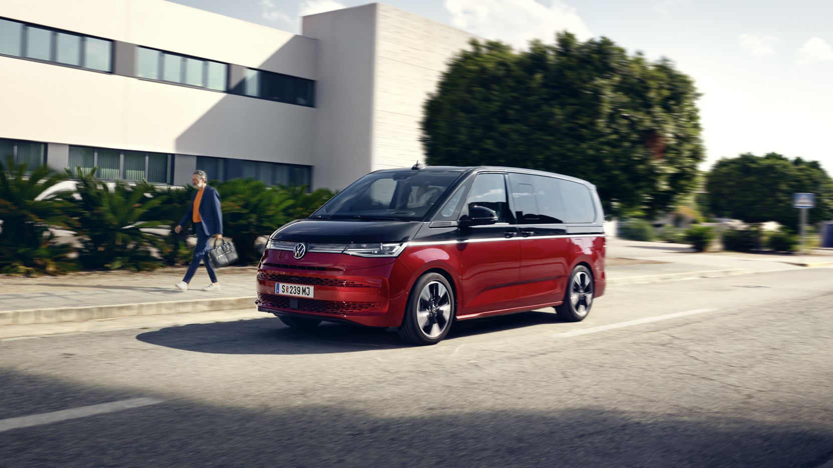 Der neue Multivan T7 VW steht auf einer Straße vor einem Gebäude