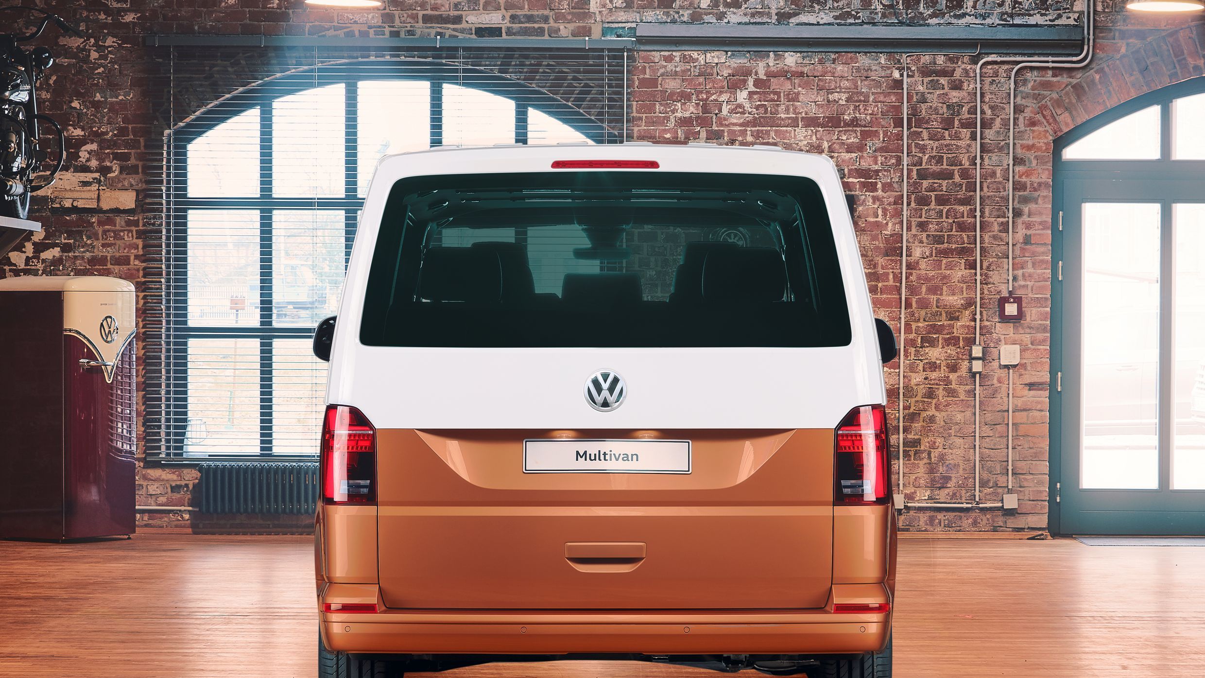 VW Multivan 6.1 двуцветна боя изглед отзад 