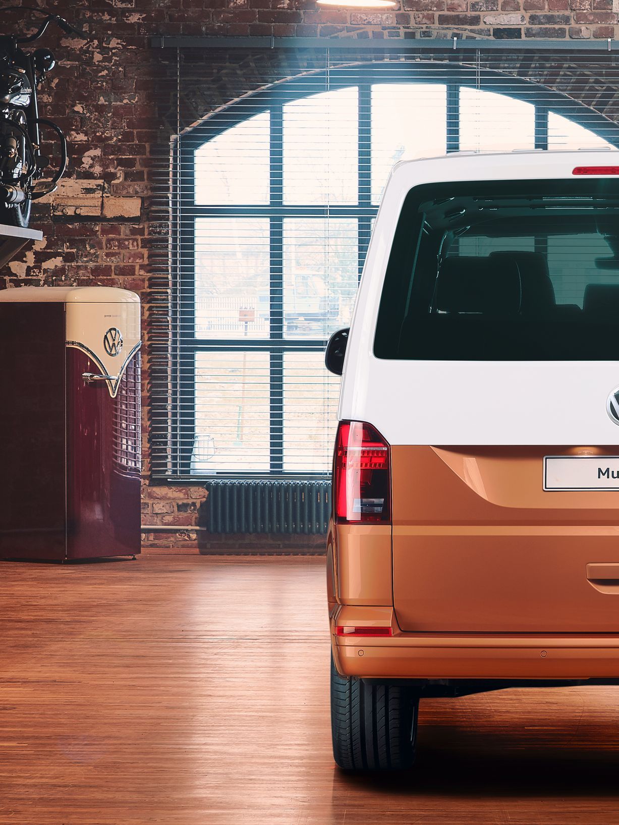 VW Multivan 6.1 двуцветна боя изглед отзад 
