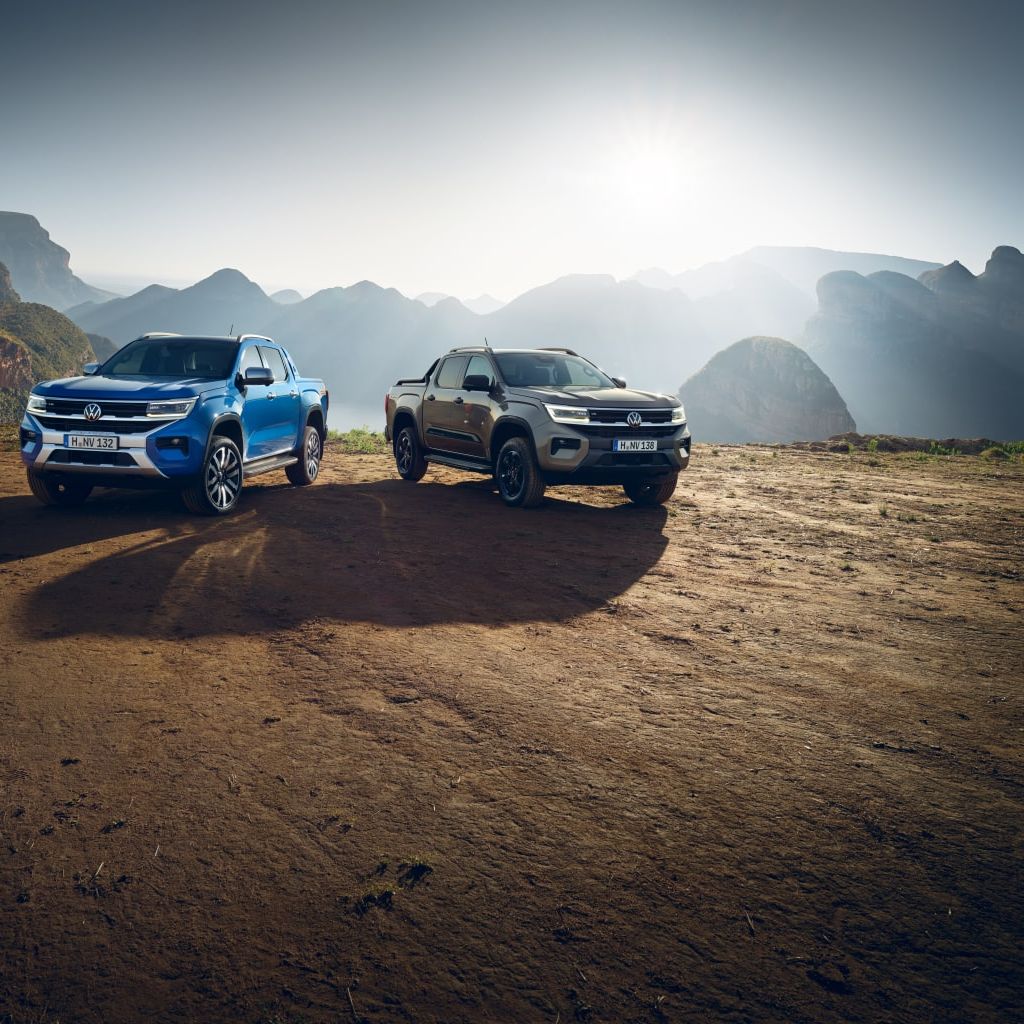 Amarok – мощ и стил за всяко предизвикателство в природата Два автомобила Volkswagen Amarok на фона на скалист планински пейзаж при залез