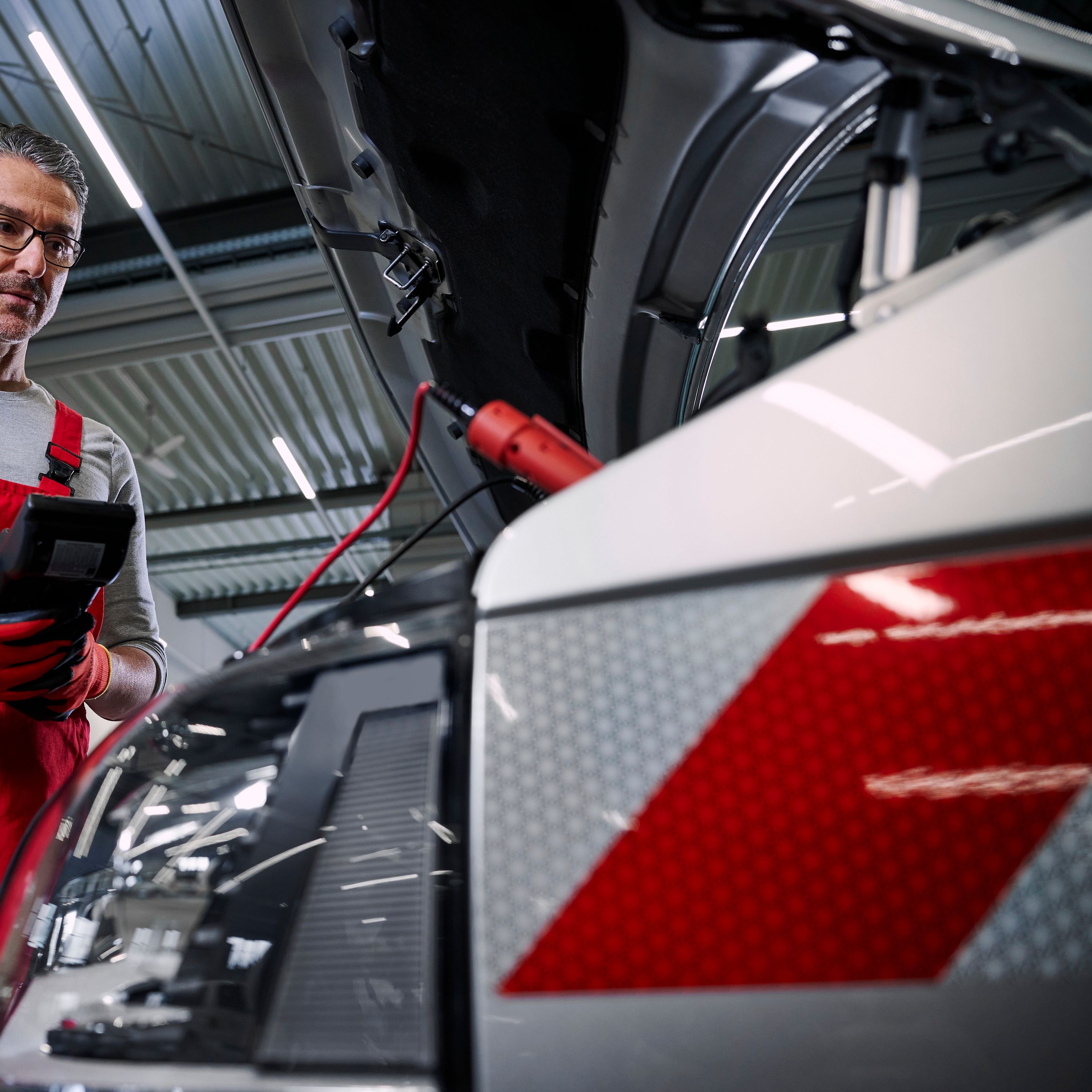 Ein Volkswagen Mechaniker überprüft die Batterien eines Volkswagen