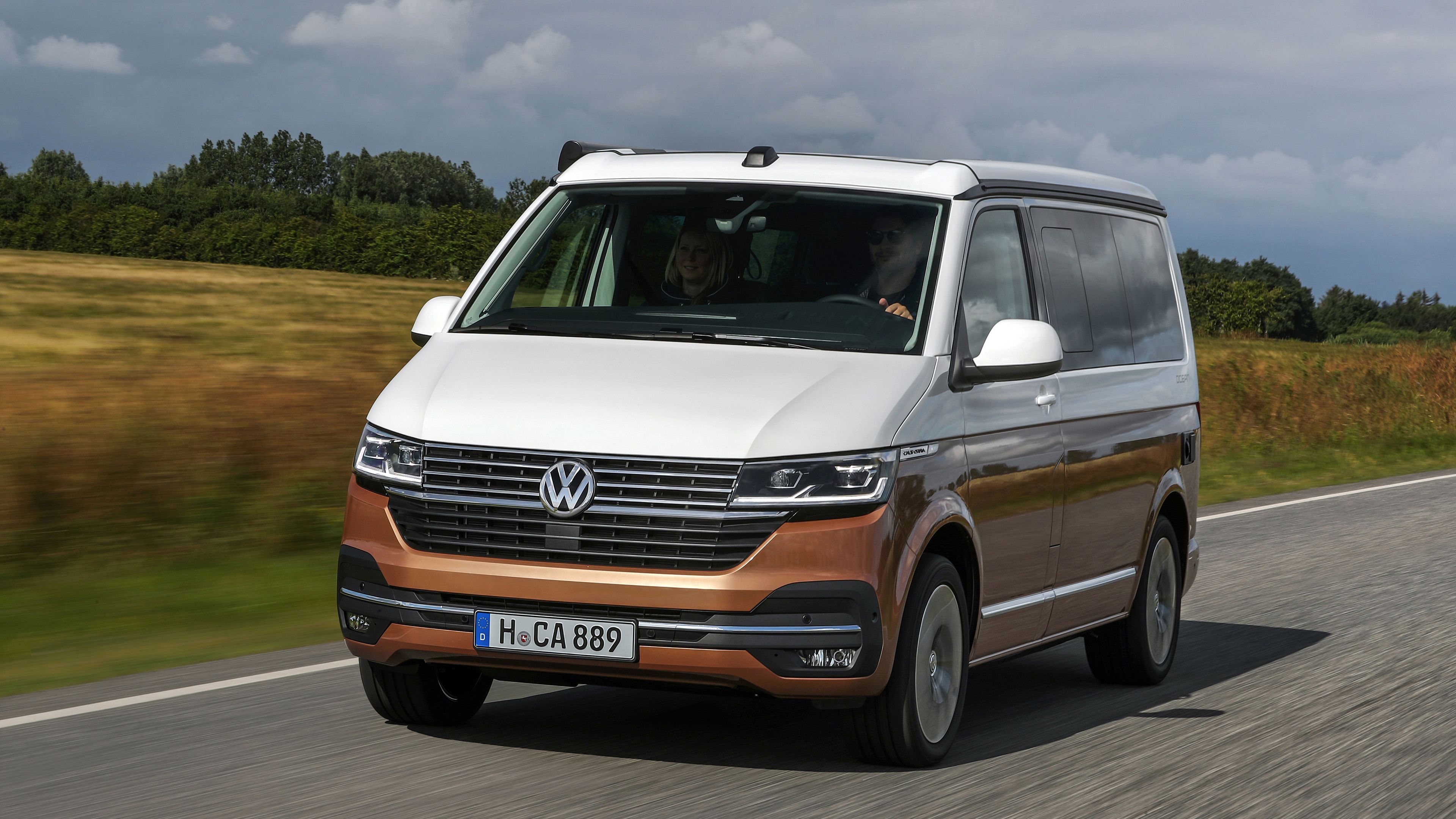 VW T6.1 California двуцветна боя пътуване път
