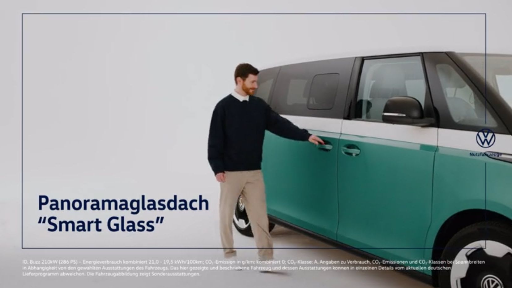 Мъж отваря вратата на Volkswagen ID. Buzz с акцент върху панорамния стъклен покрив „Smart Glass“