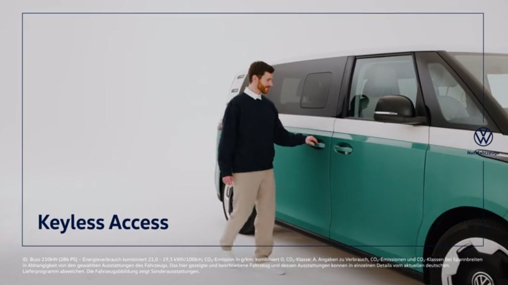 Мъж отключва двуцветен Volkswagen ID. Buzz без ключ, с надпис „Keyless Access“