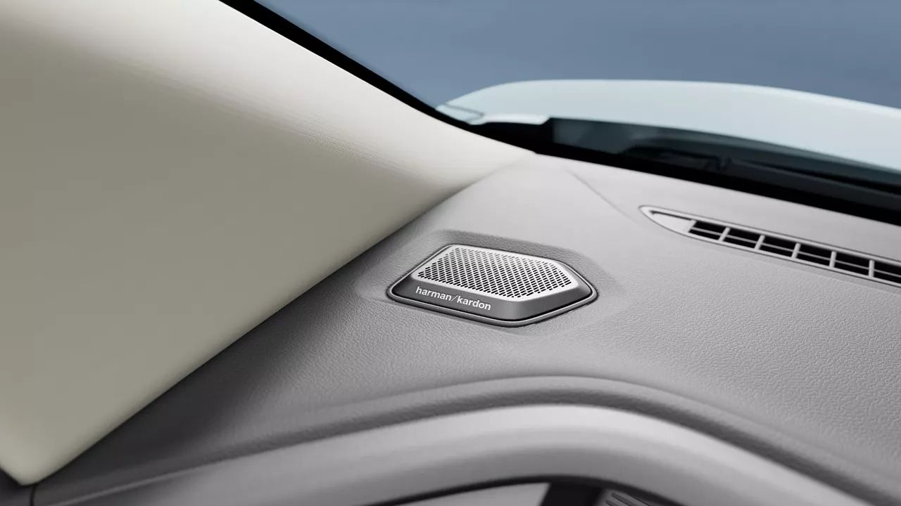 Премиум високоговорител Harman/Kardon, интегриран в арматурното табло на Volkswagen.