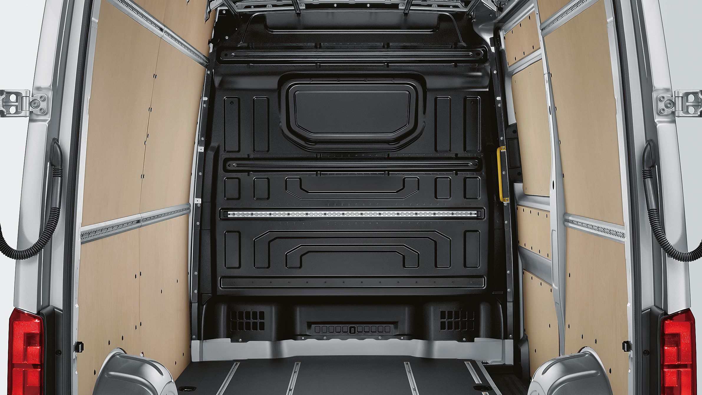 Изглед към вътрешността на товарното отделение на Volkswagen лекотоварен автомобил Crafter Товарен вариант. Отвътре се вижда универсалният под.