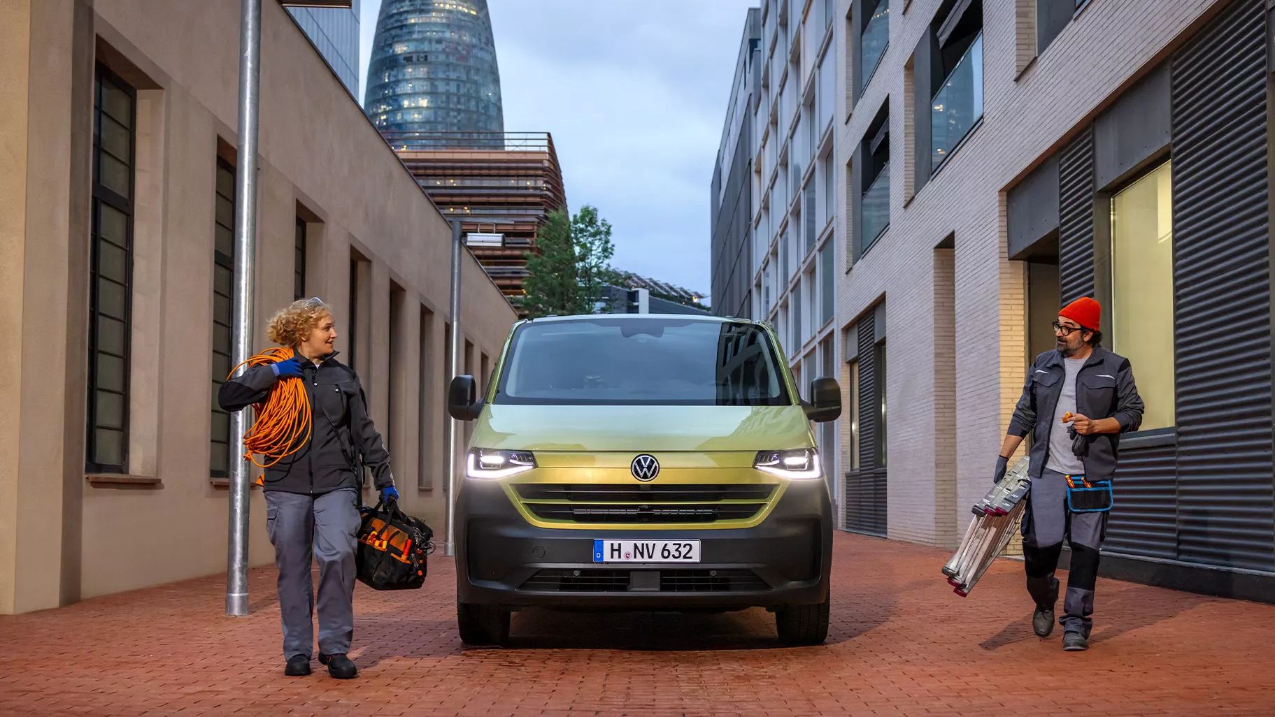 Volkswagen Transporter с двама професионалисти, готови за работа в градска среда