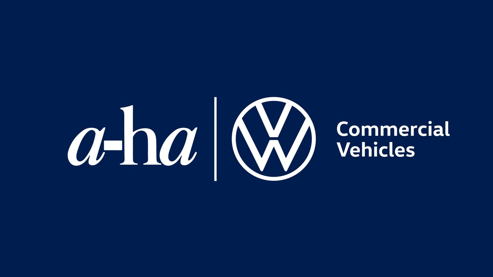 Лого на a-ha и Volkswagen Commercial Vehicles върху тъмносин фон