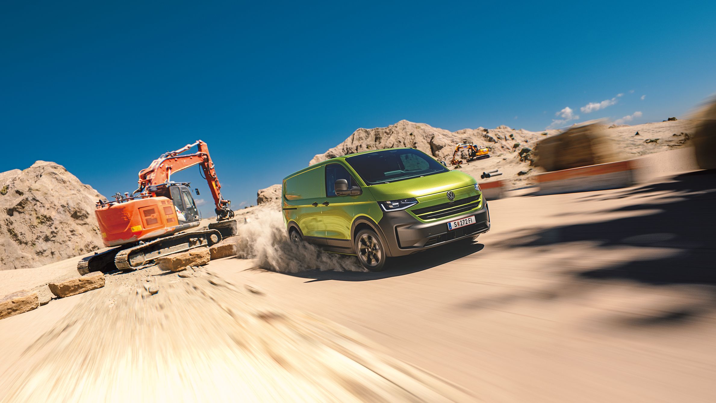 Зелен Volkswagen Caddy в динамично движение по строителна площадка, с багер на заден план и планински пейзаж.