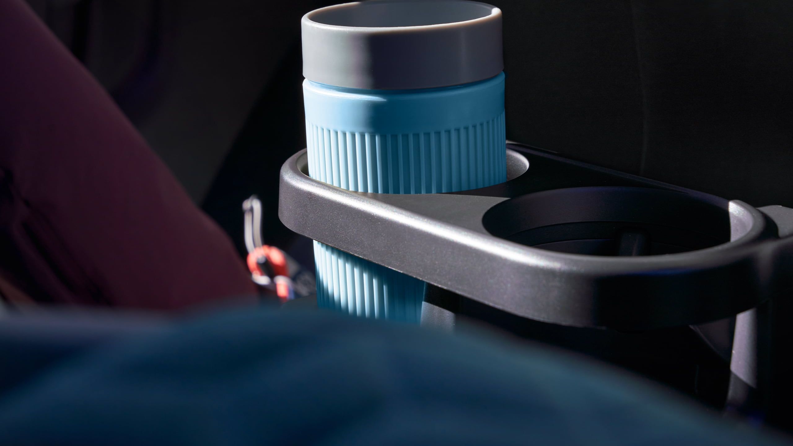 Поставка за чаши във Volkswagen ID. Buzz с термочаша