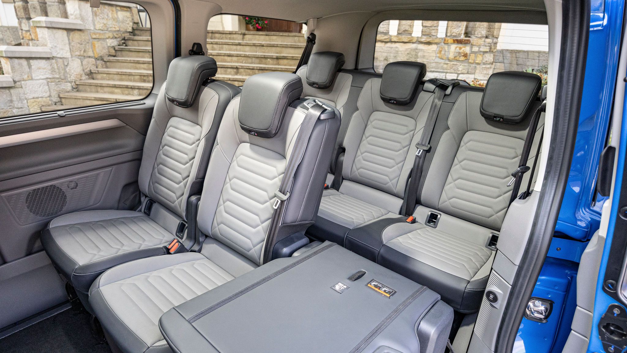 Просторен интериор на Volkswagen Multivan с гъвкава конфигурация на седалките