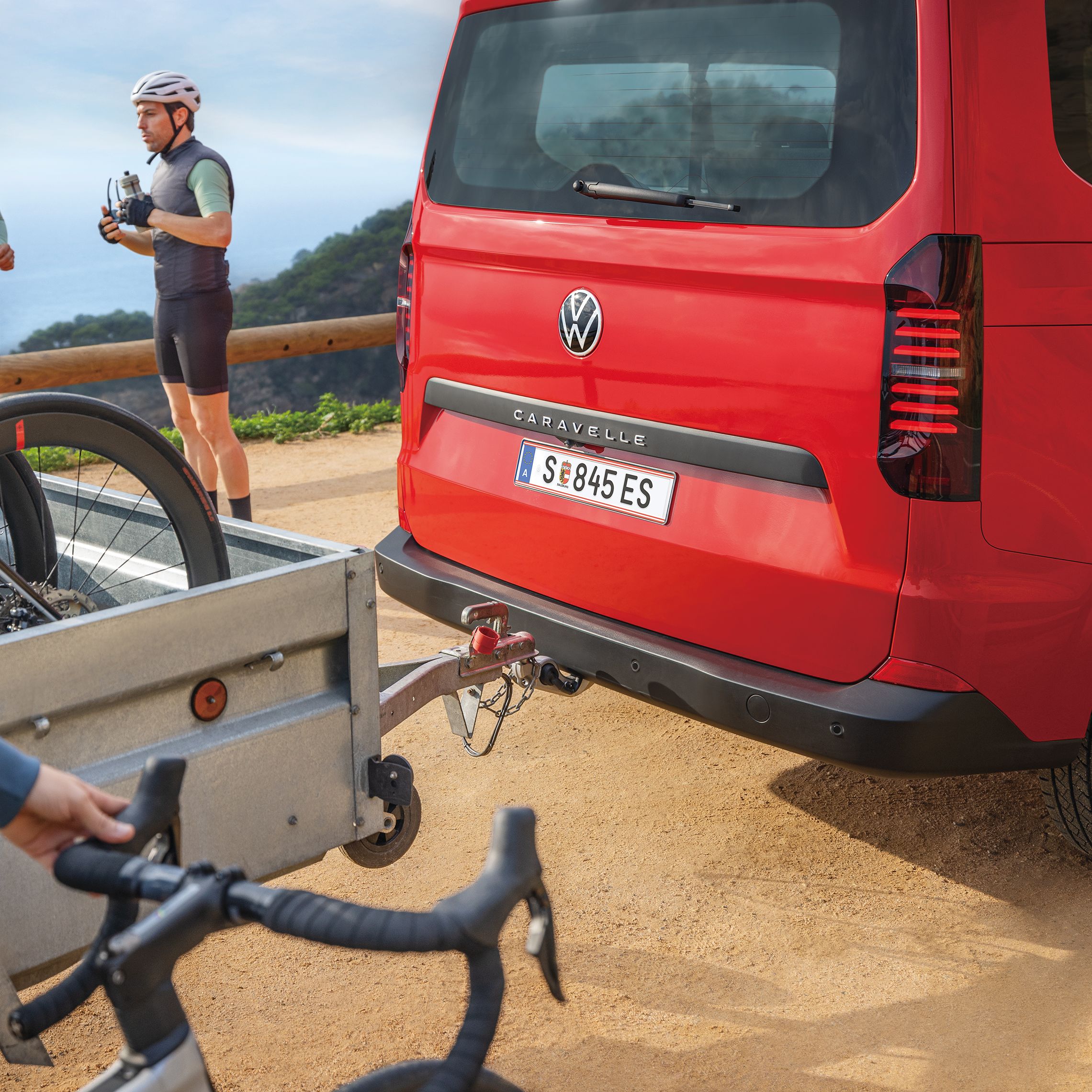 Volkswagen Caravelle с ремарке и велосипеди, спряна на панорамен маршрут с велосипедисти