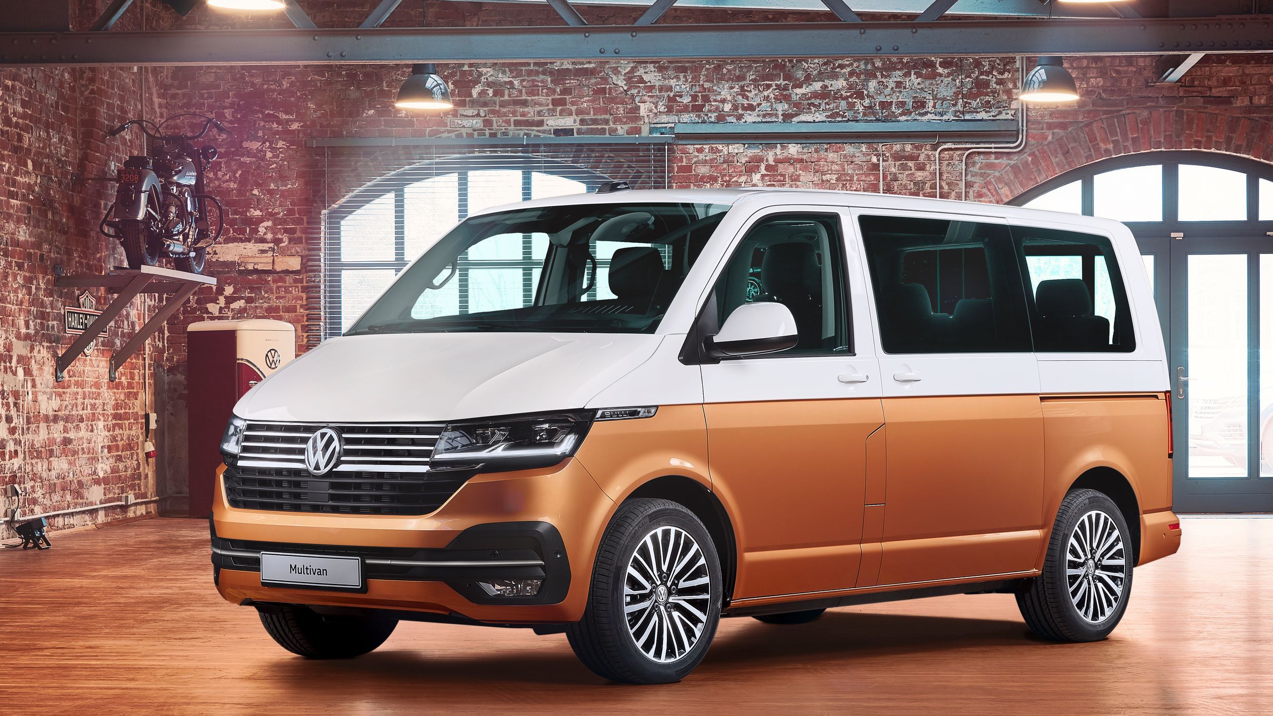 VW Multivan 6.1 двуцветна боя изглед отстрани