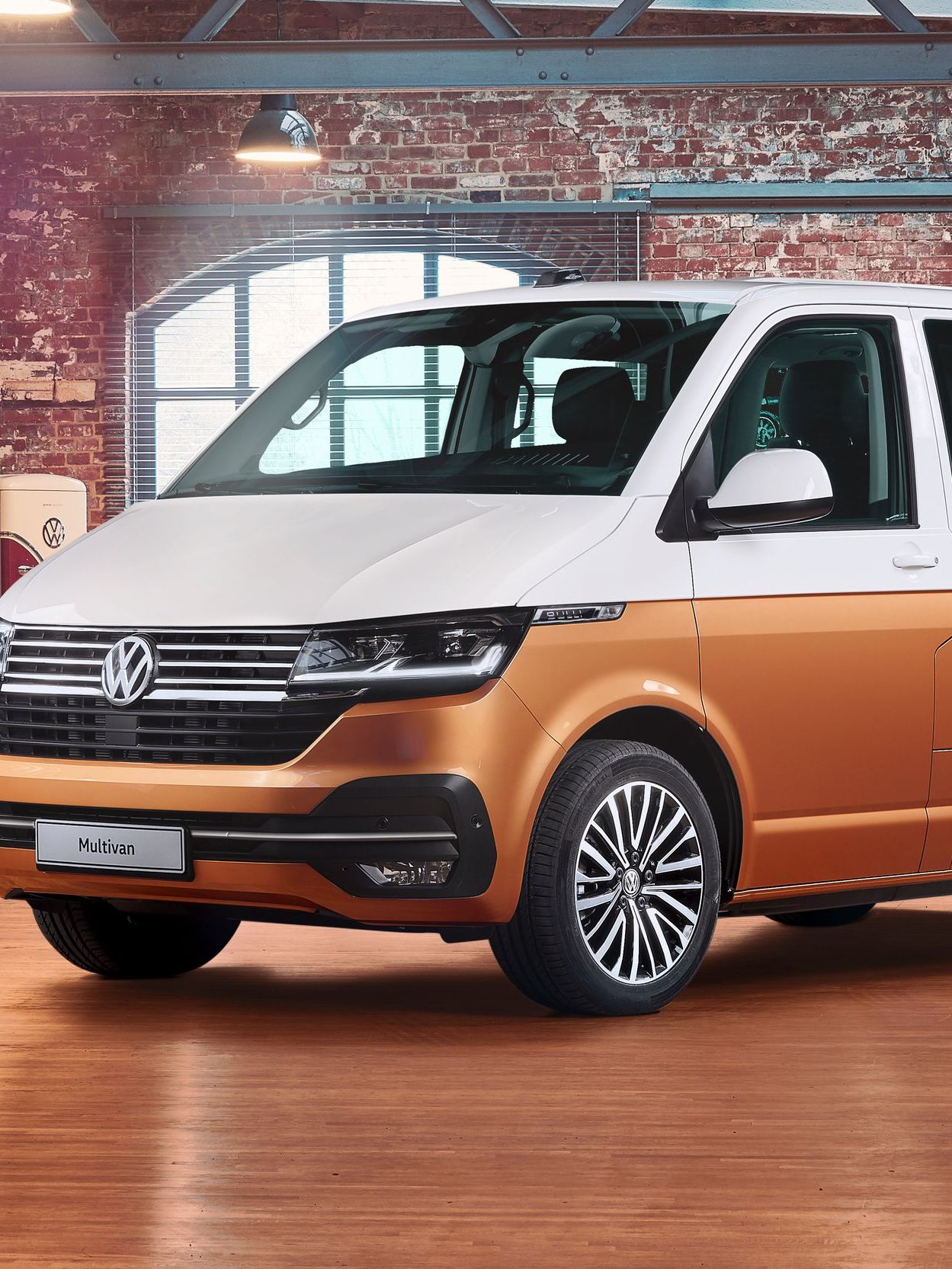 VW Multivan 6.1 двуцветна боя изглед отстрани