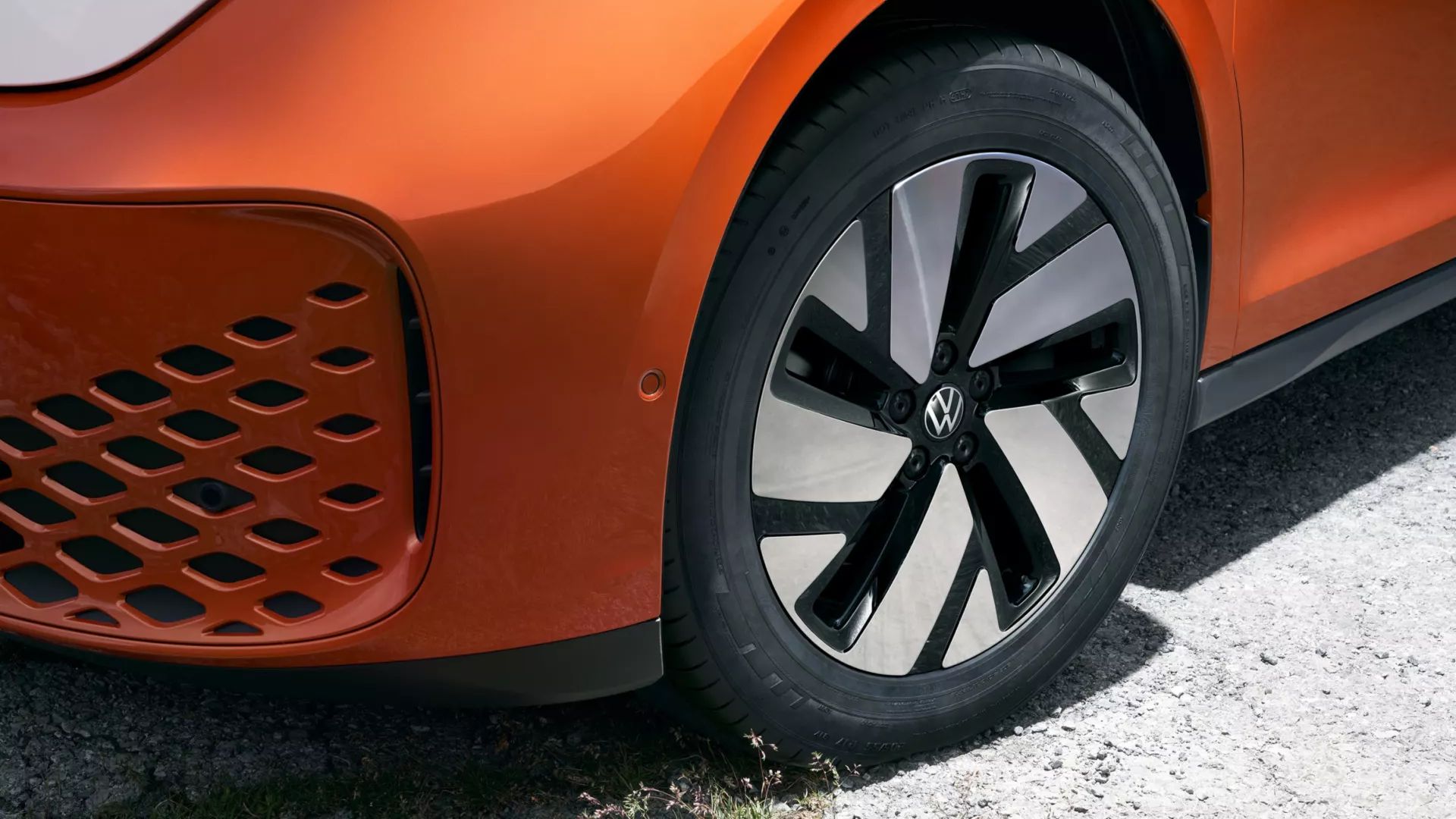 Оранжев Volkswagen ID. Buzz с характерни алуминиеви джанти и модерен дизайн на предната броня