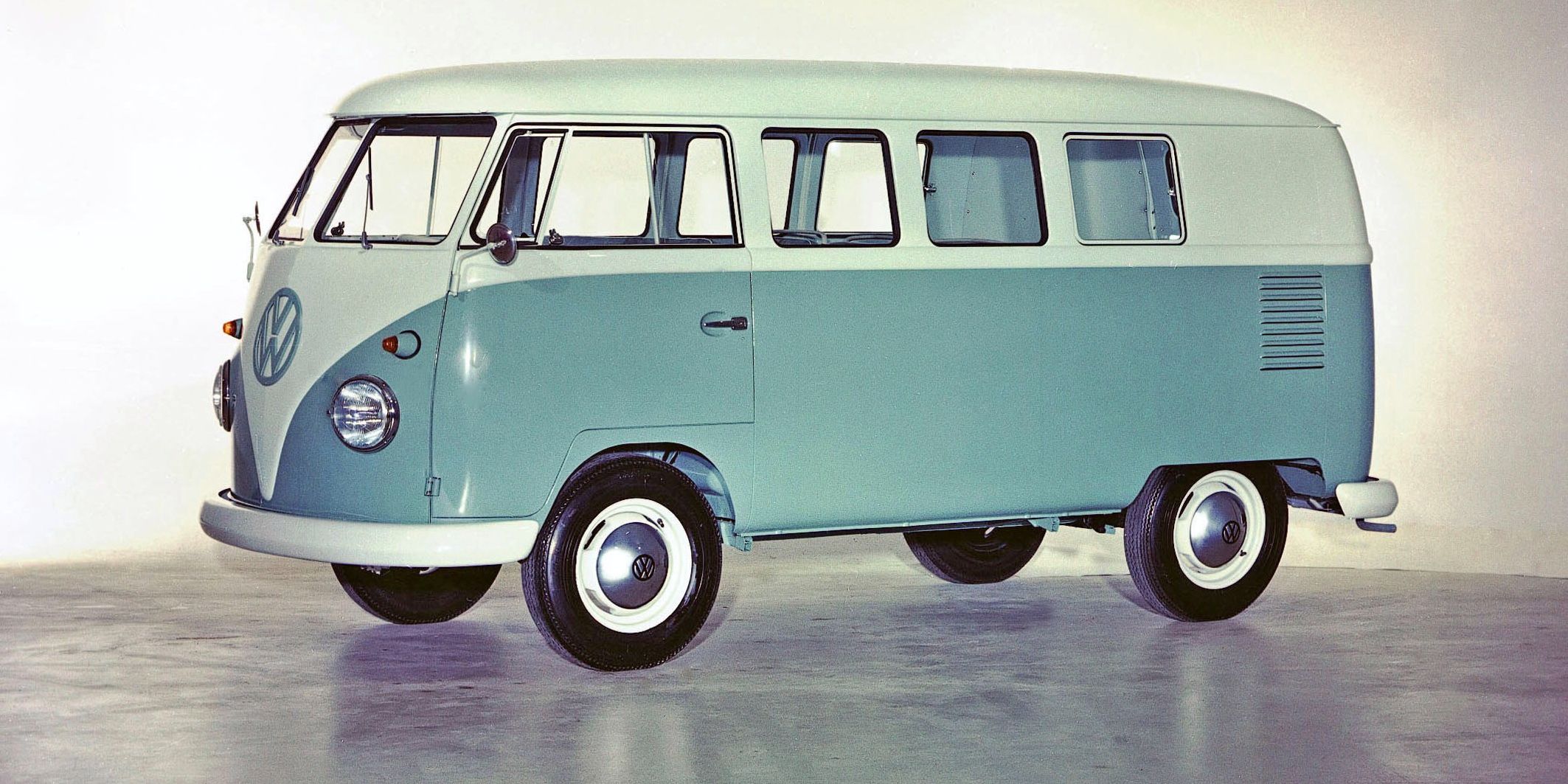 Volkswagen Transporter T1 от първо поколение в синьо-бяла цветова комбинация, заснет в студио.