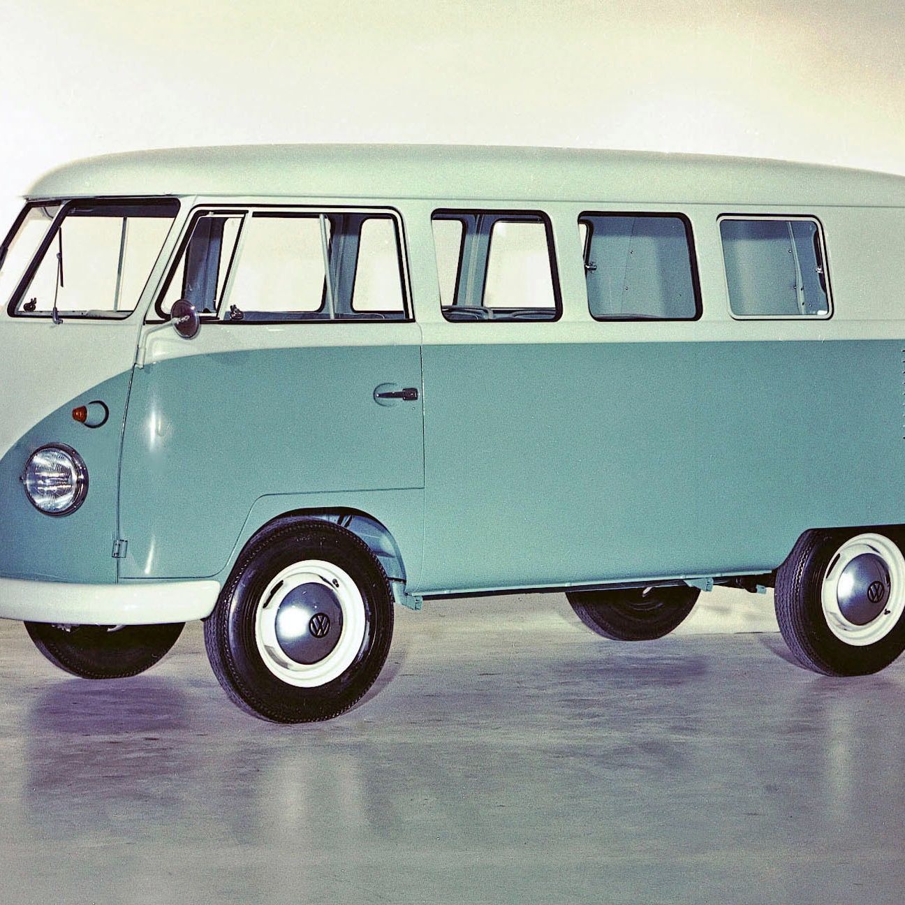 Volkswagen Transporter T1 от първо поколение в синьо-бяла цветова комбинация, заснет в студио.